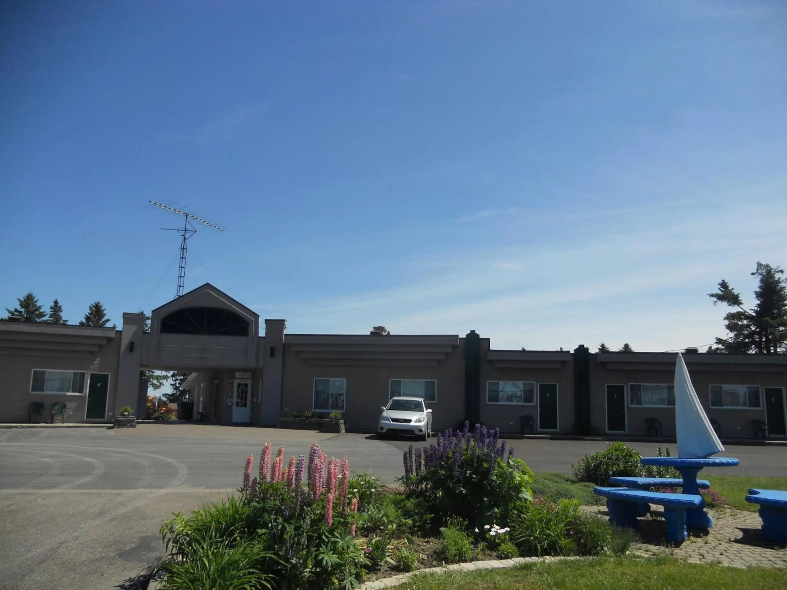 Spring in Motel Normandie