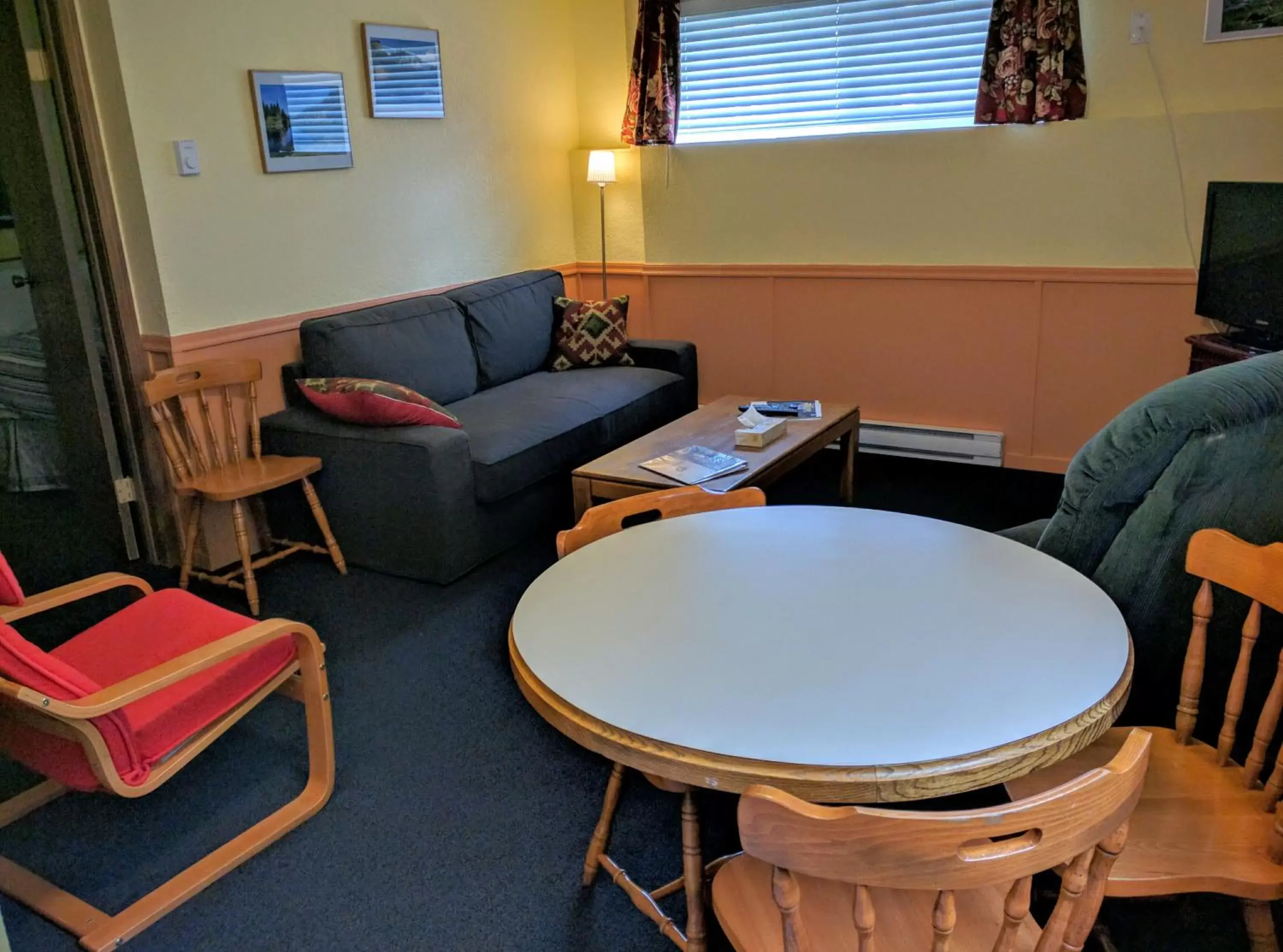 Living room, Seating Area in The Bulldog Hotel