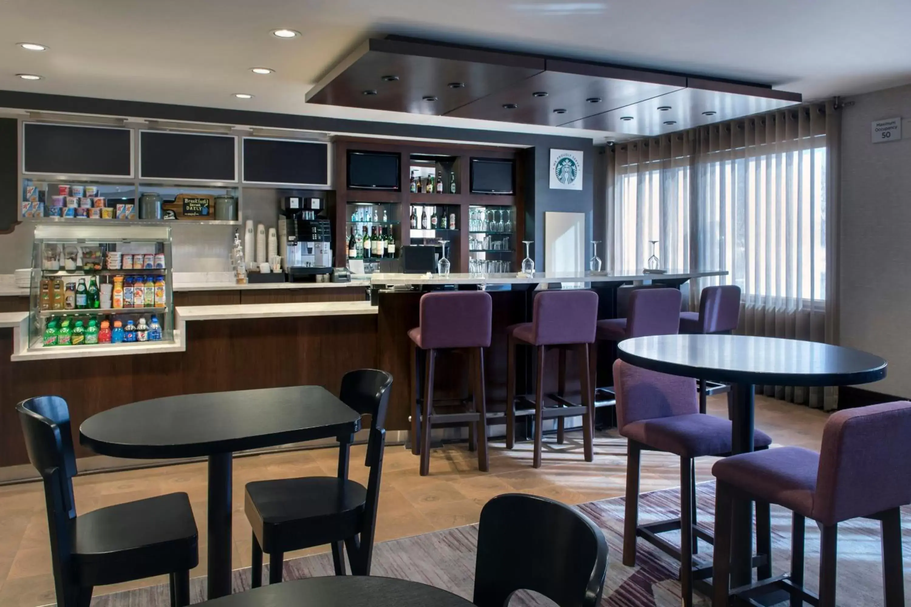 Restaurant/places to eat, Lounge/Bar in Courtyard Newburgh Stewart Airport