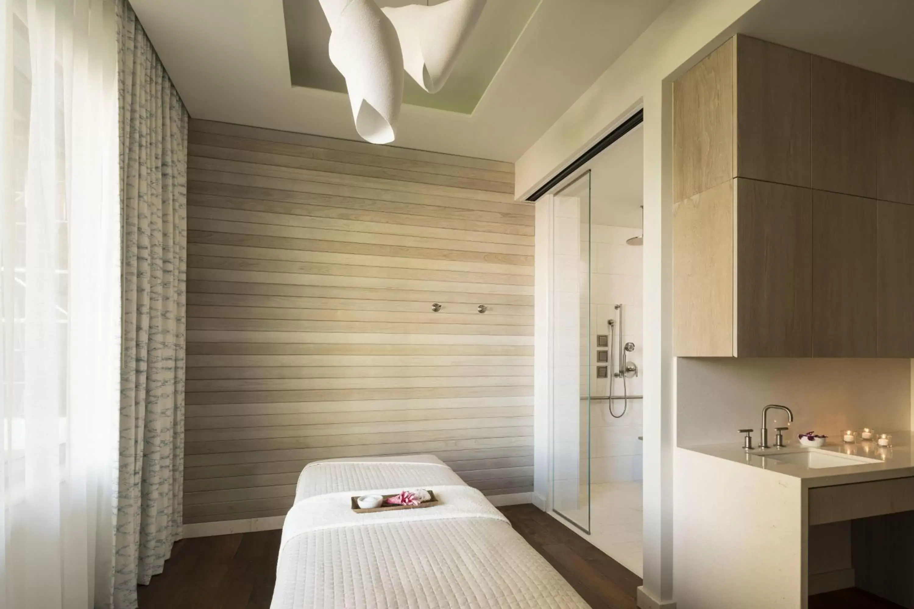 Spa and wellness centre/facilities, Bed in The Ritz-Carlton Residences, Waikiki Beach Hotel