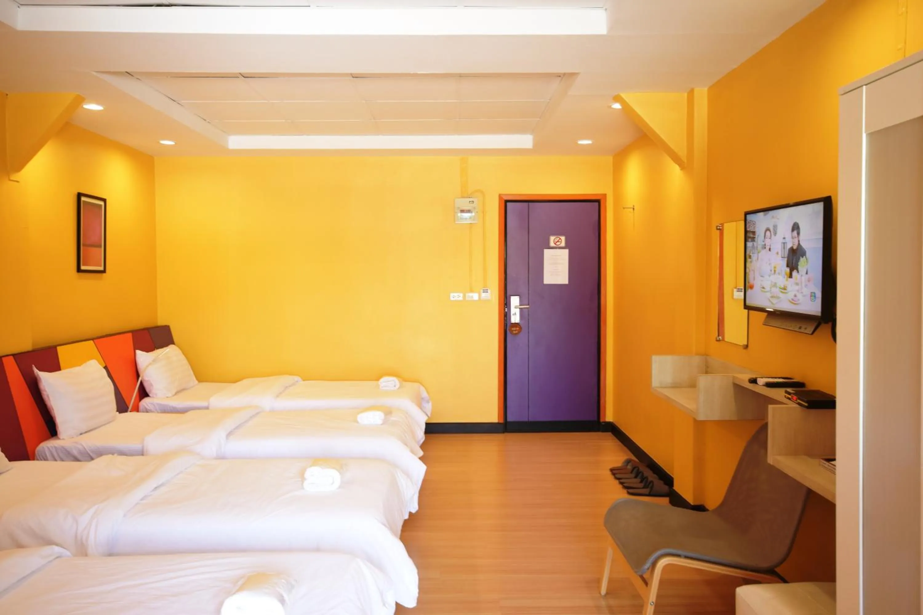 Photo of the whole room, Bed in Room@Vipa