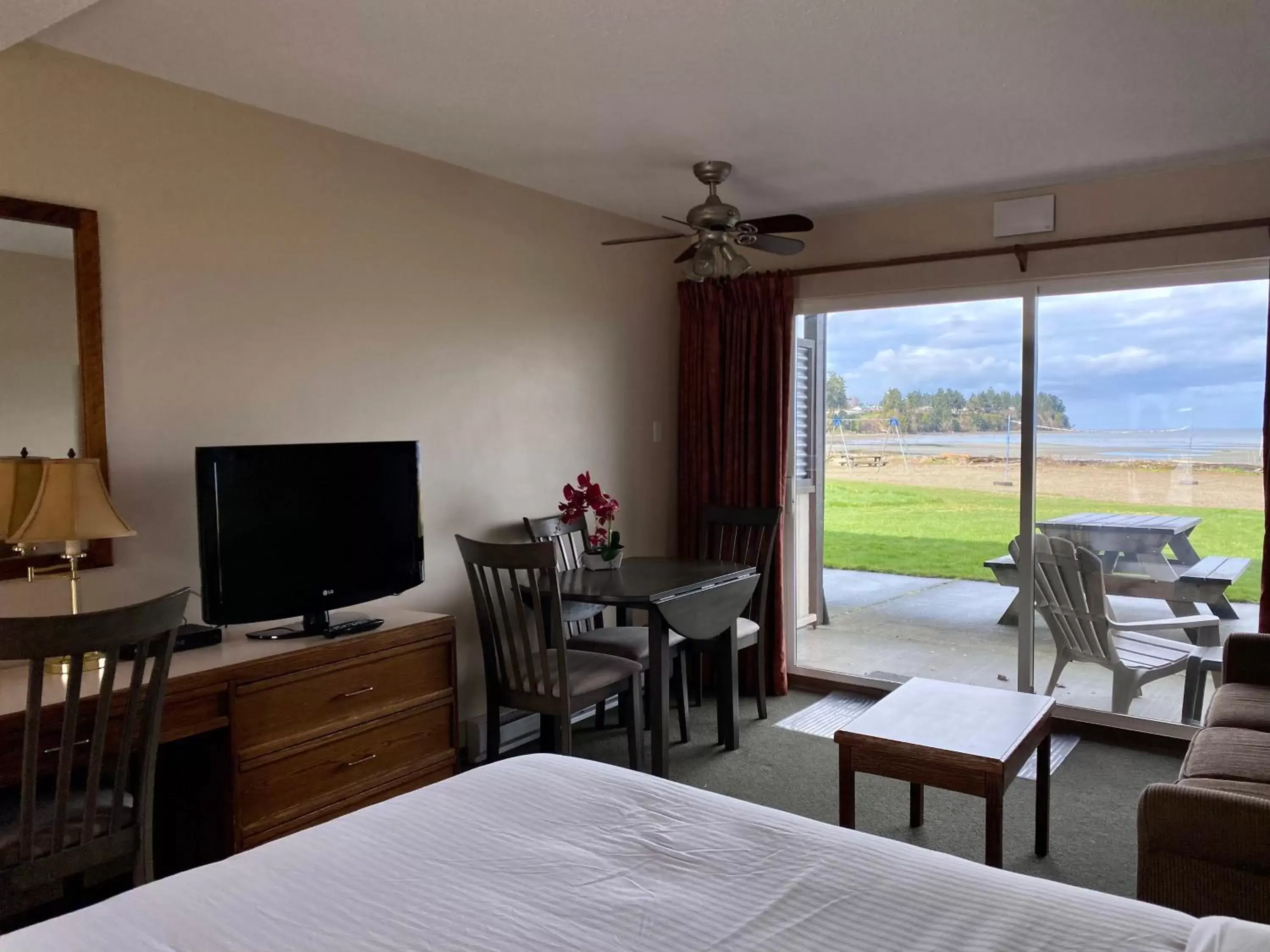 View (from property/room), TV/Entertainment Center in Sea Edge Motel