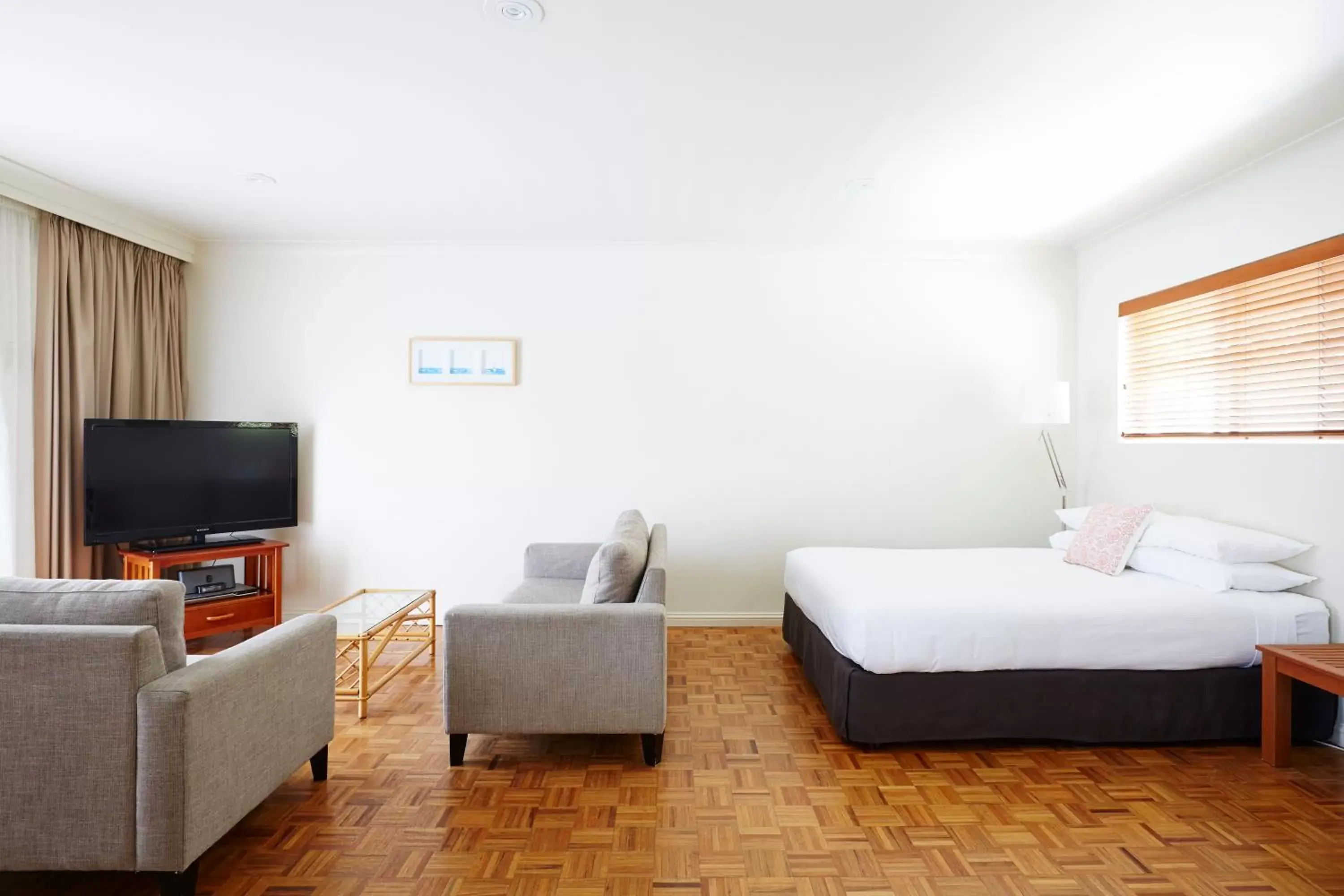 Photo of the whole room, Bed in Bay Beach Motel