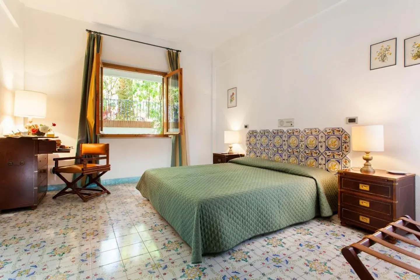 Inner courtyard view, Bed in Grand Hotel De Rose