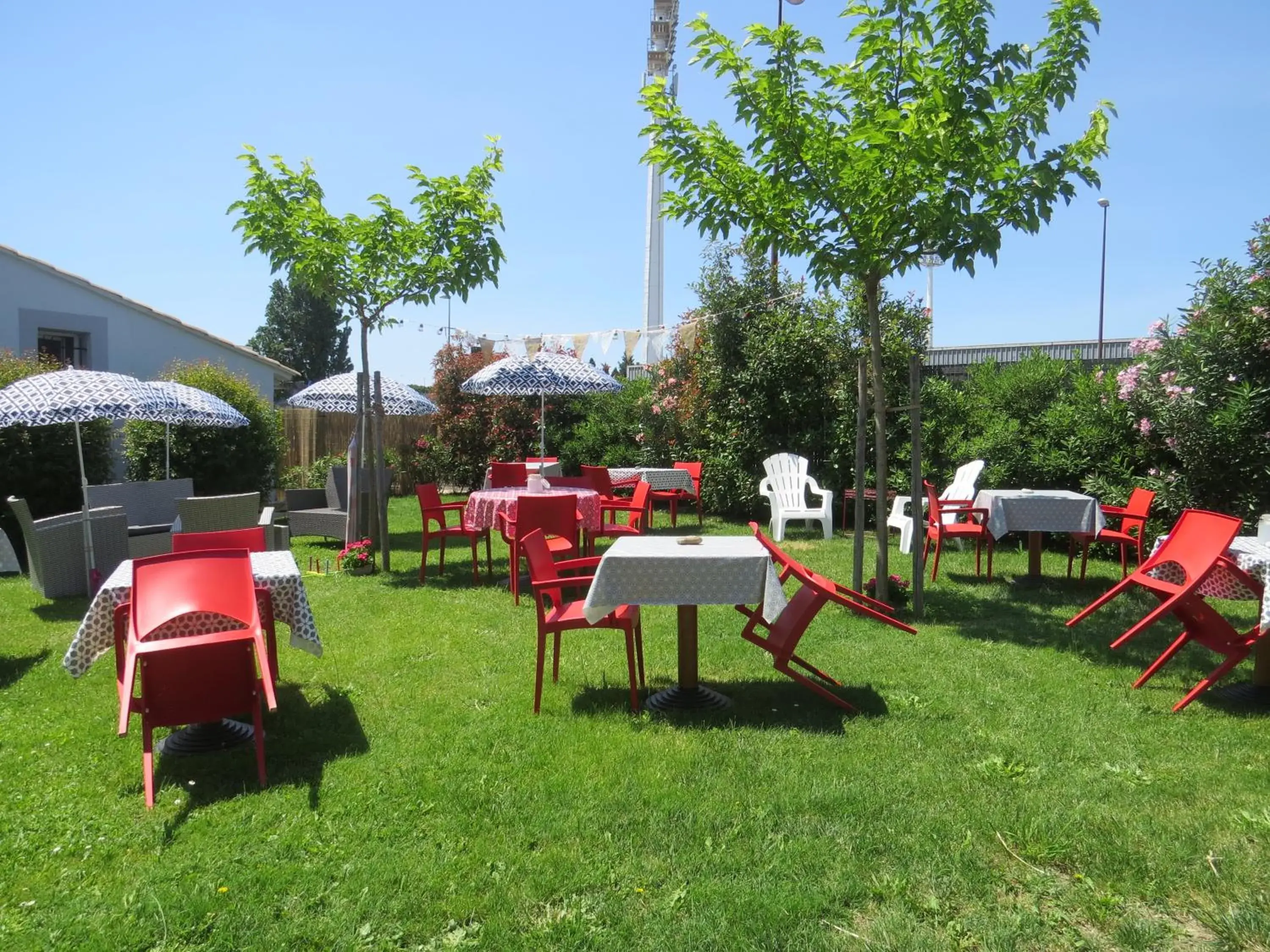 Restaurant/Places to Eat in Kyriad Avignon Cap Sud