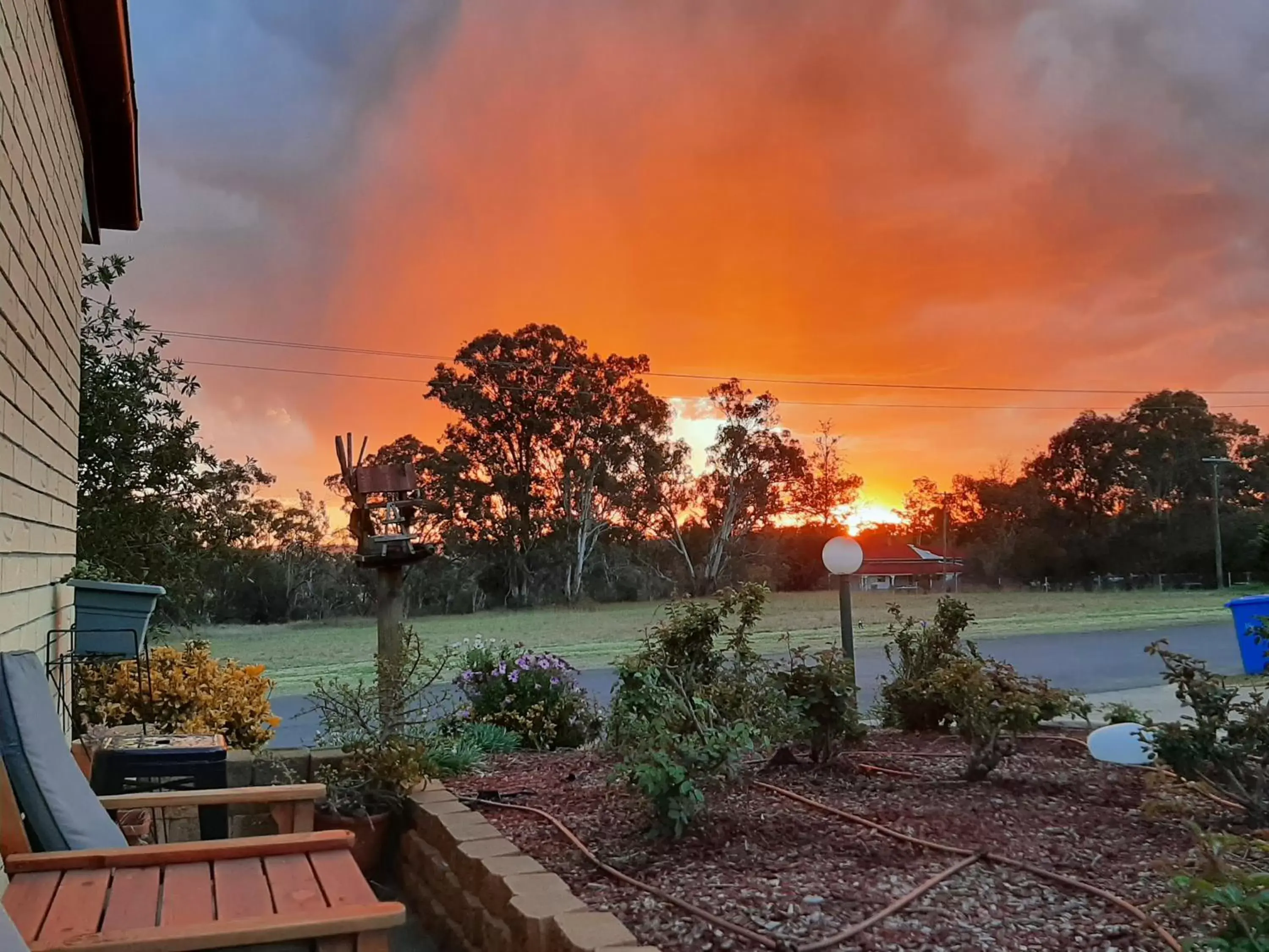 Sunrise/Sunset in Country Rose Motel Warwick