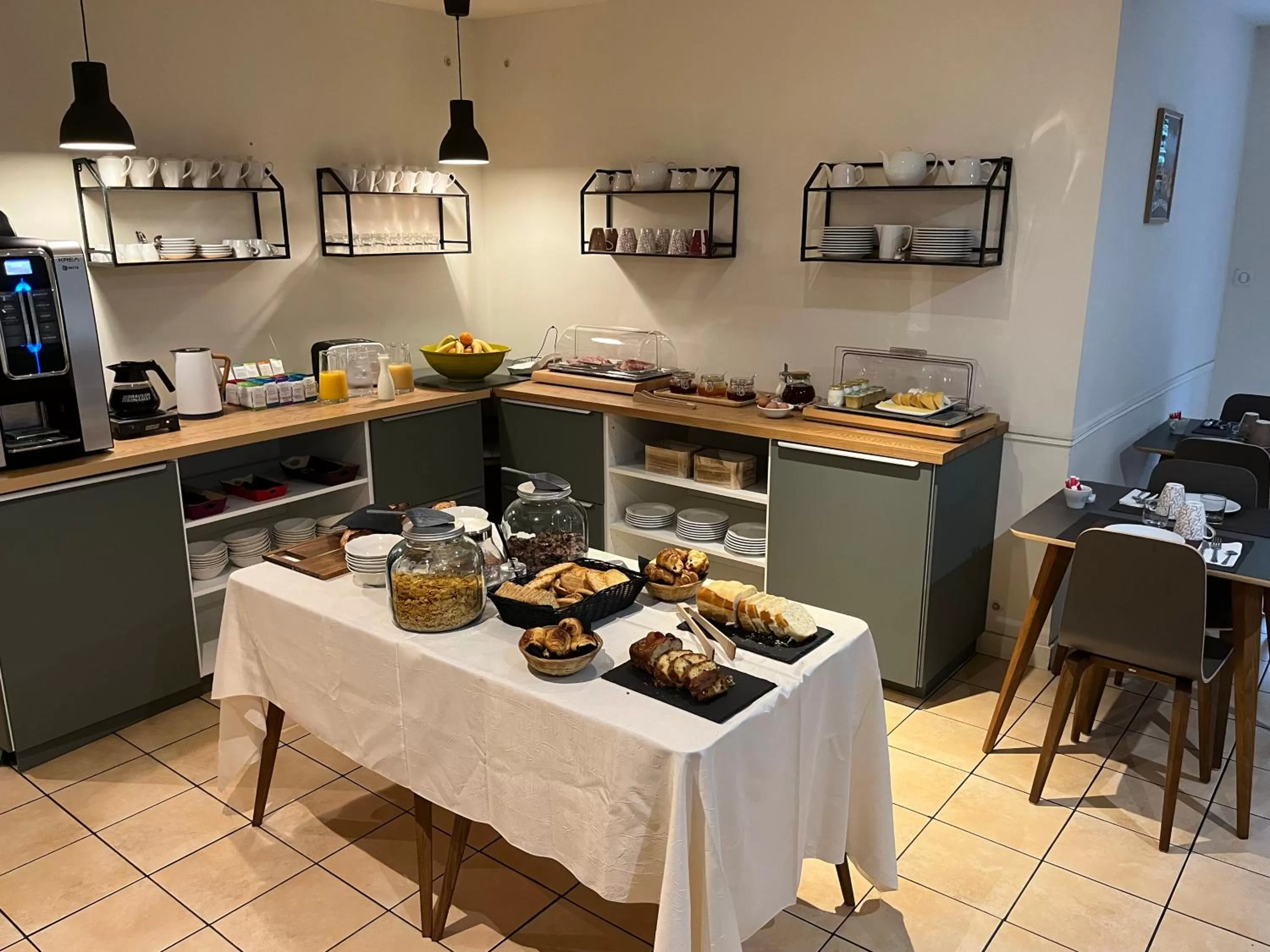 Buffet breakfast in Le Clos d'Orange - Hotel & ville de Provence