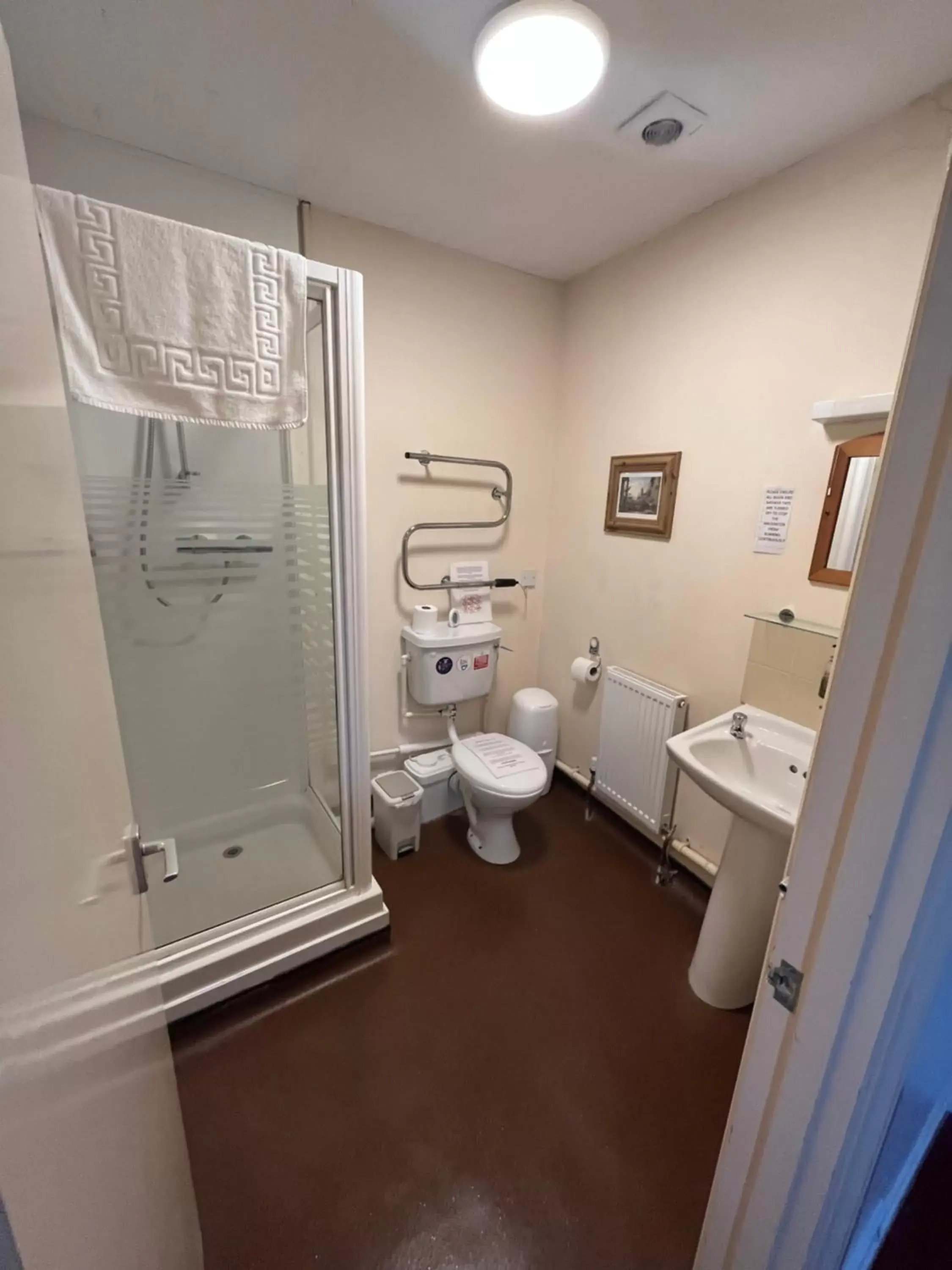 Shower, Bathroom in Castle Inn