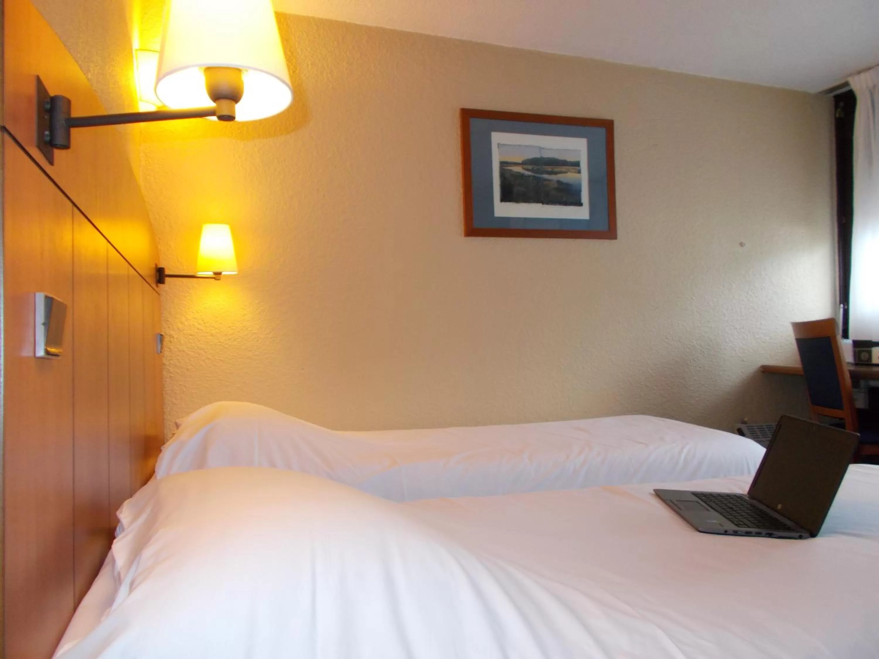 Bedroom, Bed in Kyriad Tarbes Odos