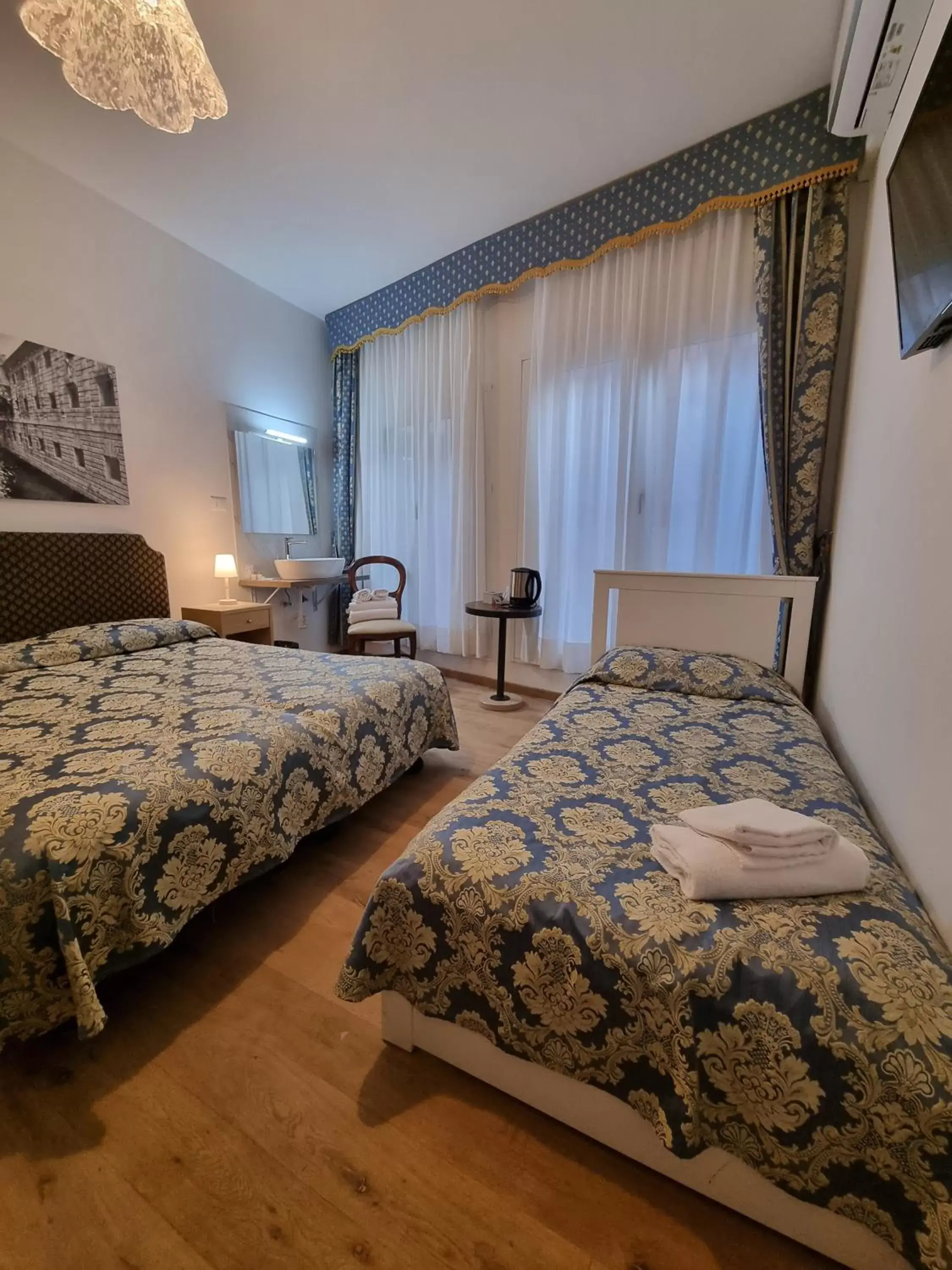 Photo of the whole room, Bed in Albergo Casa Peron