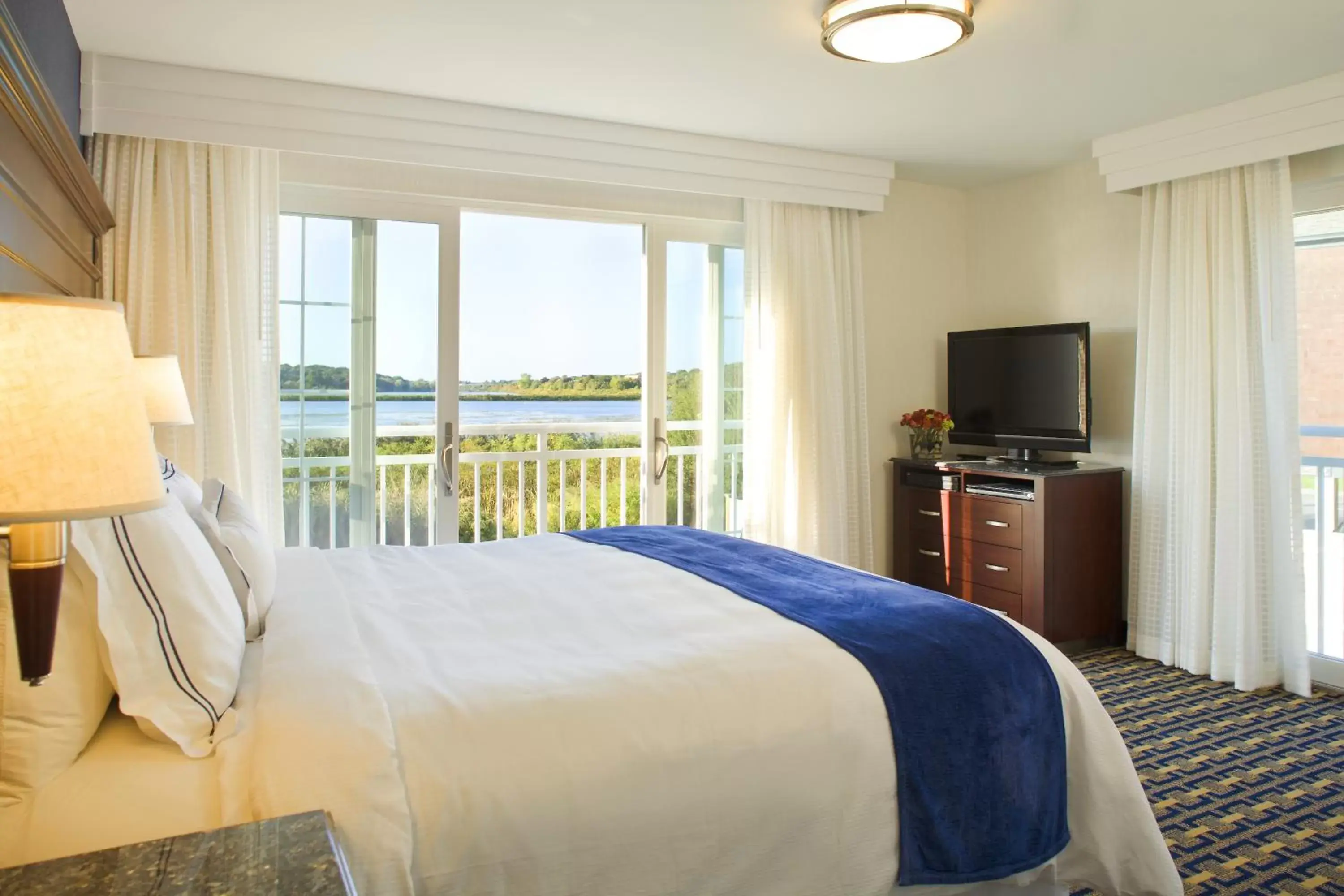 TV and multimedia in Newport Beach Hotel & Suites
