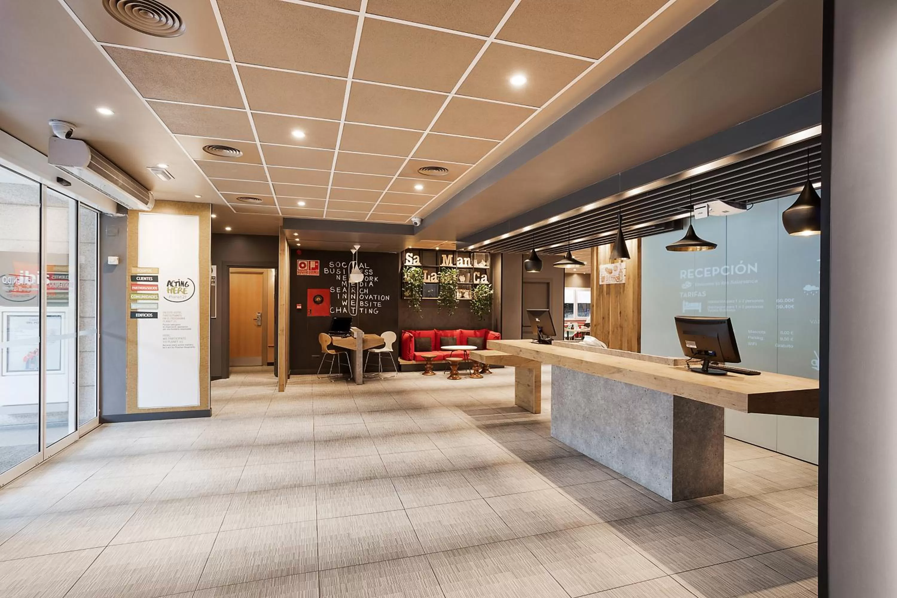Lobby or reception in Ibis Salamanca