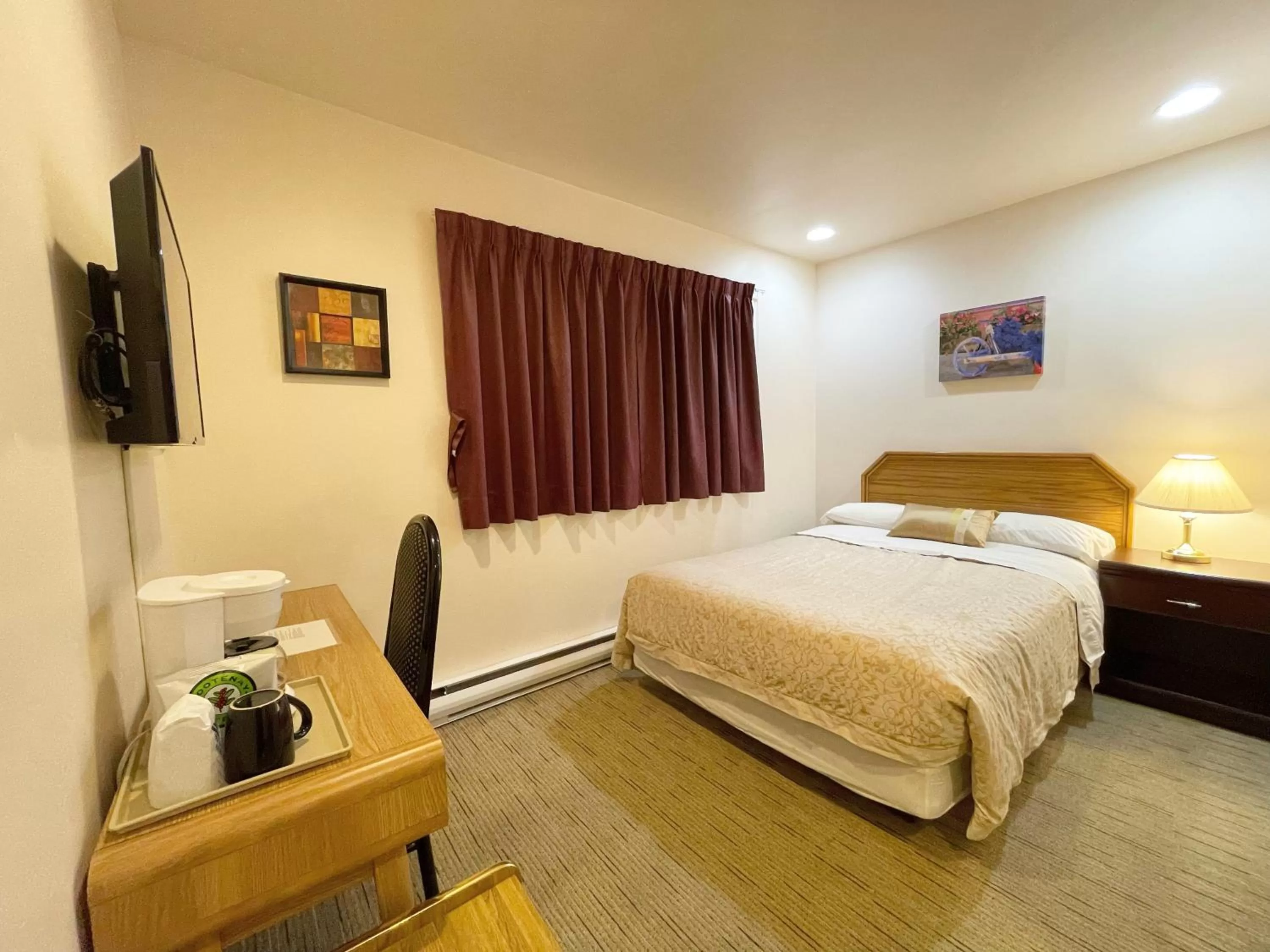 Photo of the whole room, Bed in Valhalla Inn