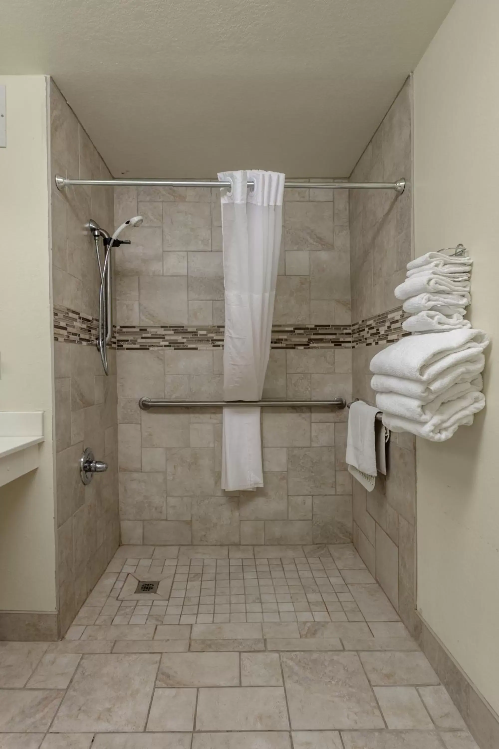 Shower, Bathroom in Branson Towers Hotel