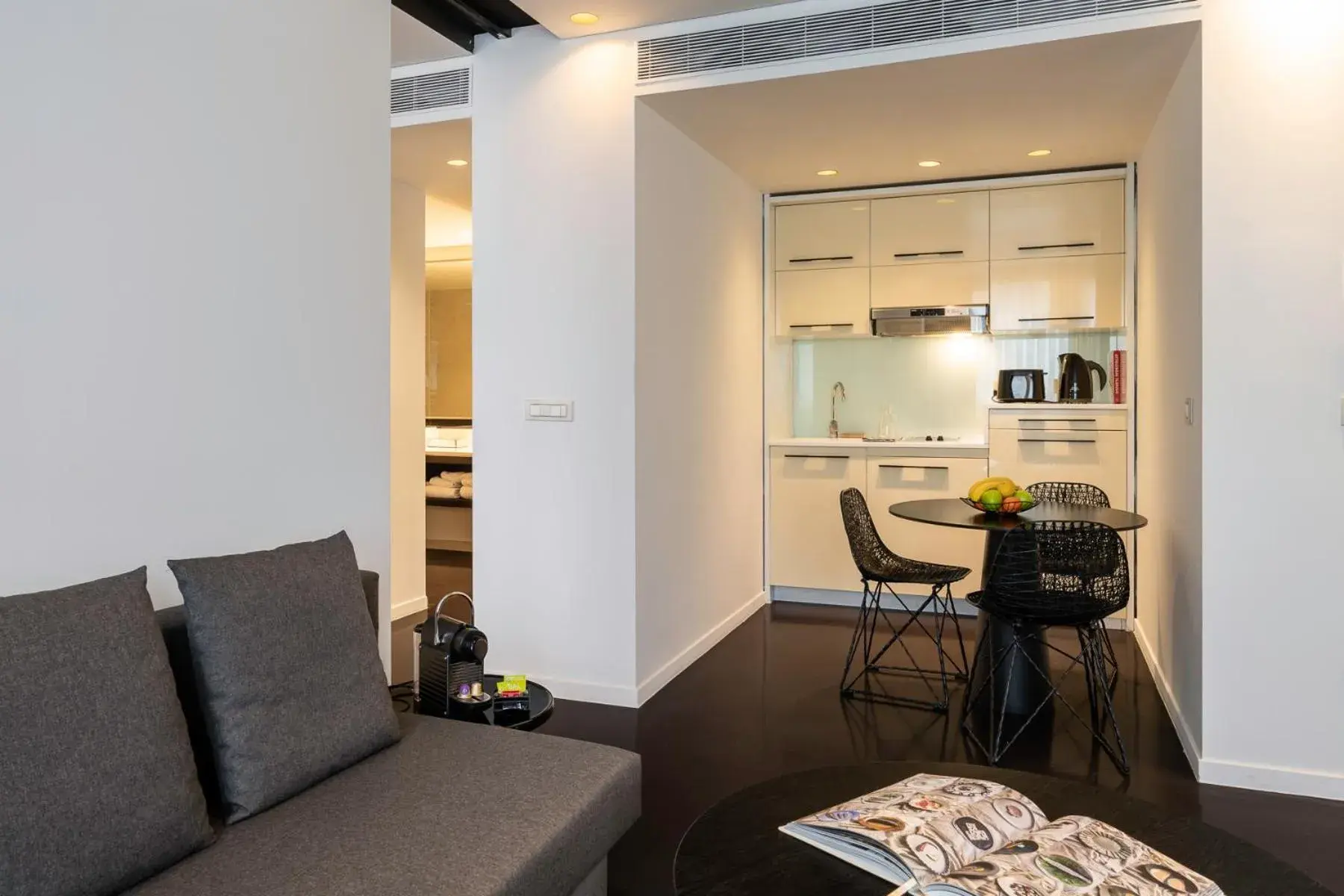 Kitchen or kitchenette, Seating Area in B-aparthotels Regent