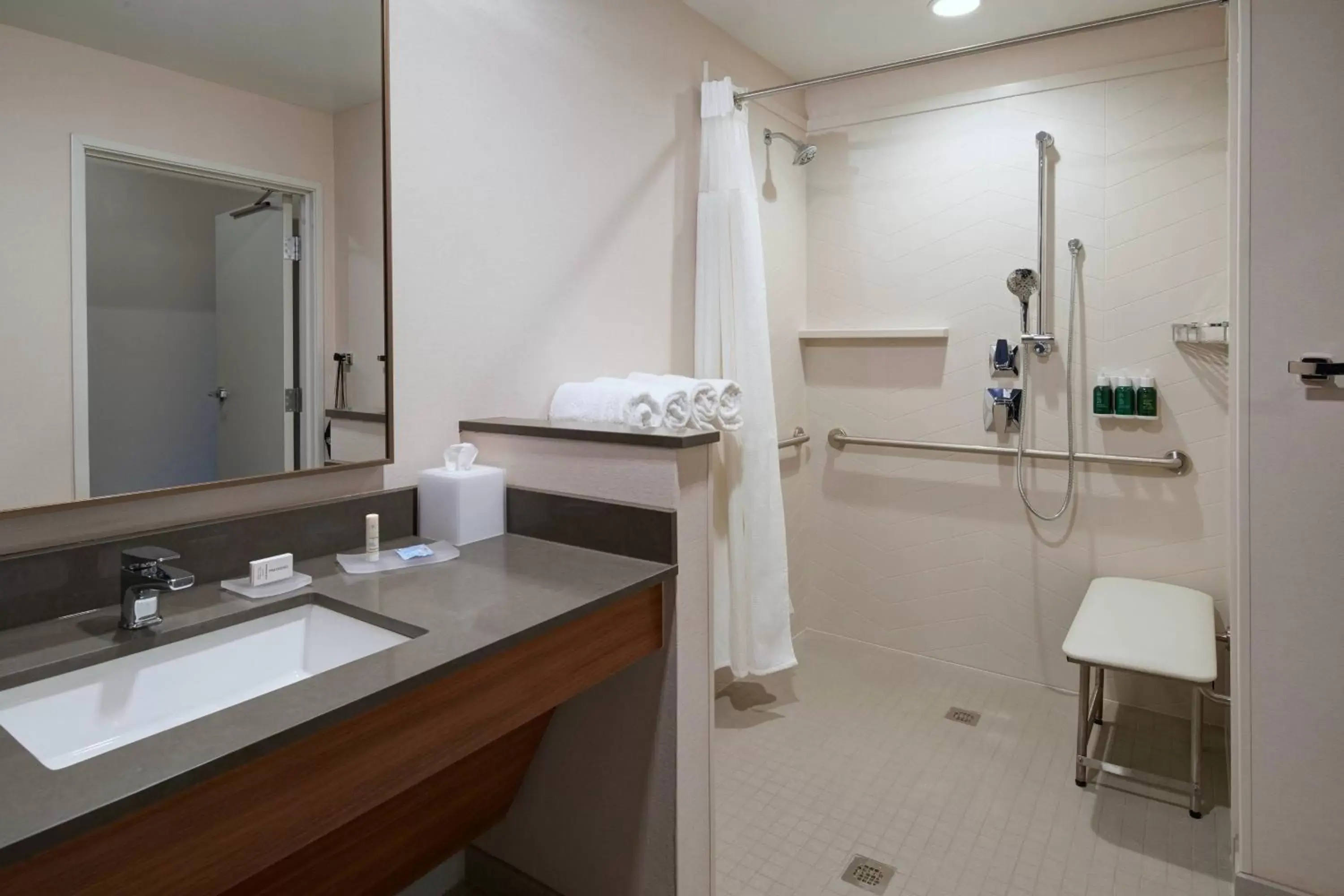 Bathroom in Fairfield Inn & Suites by Marriott Midland