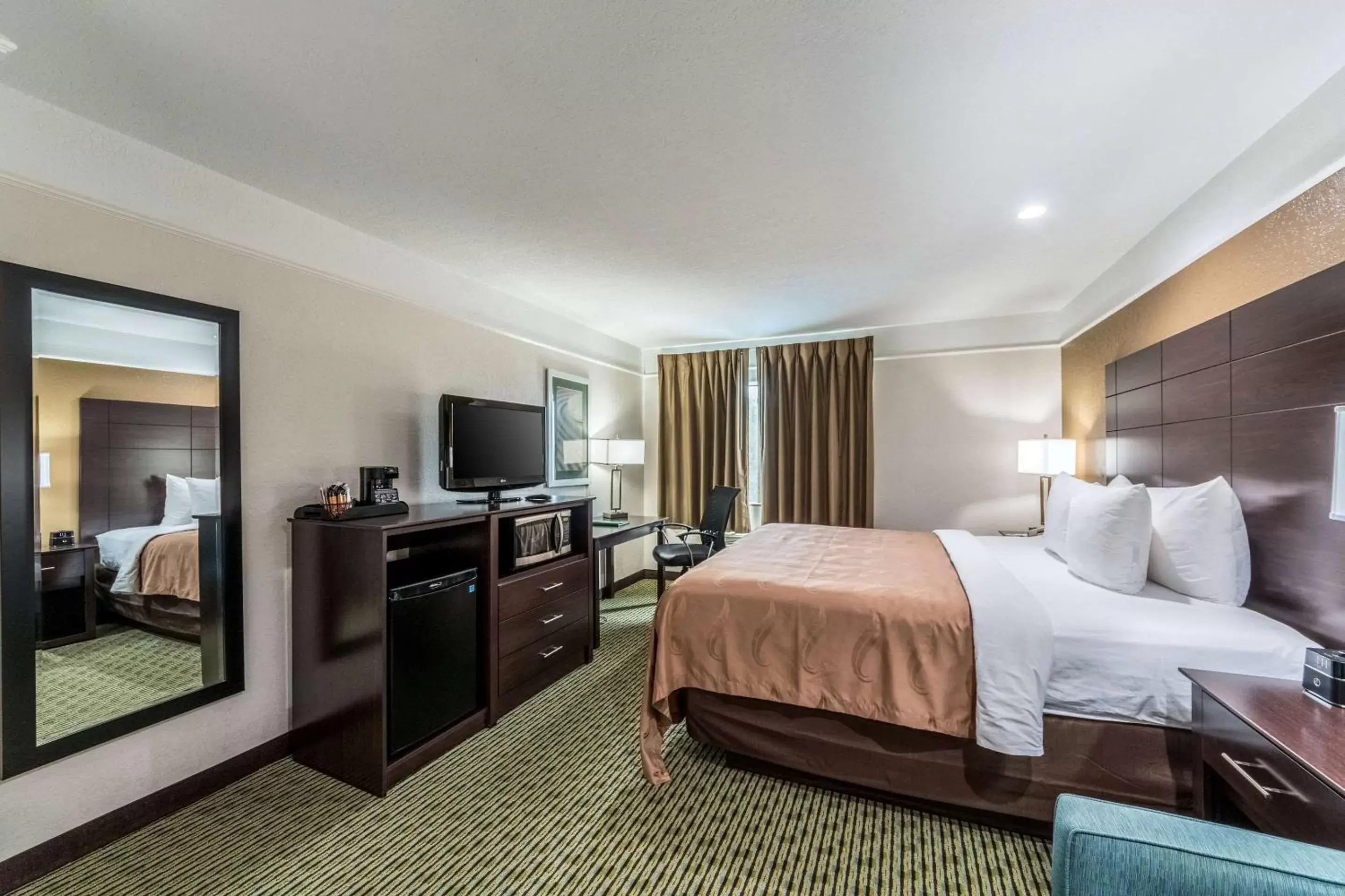 Photo of the whole room in Quality Inn & Suites SeaWorld North
