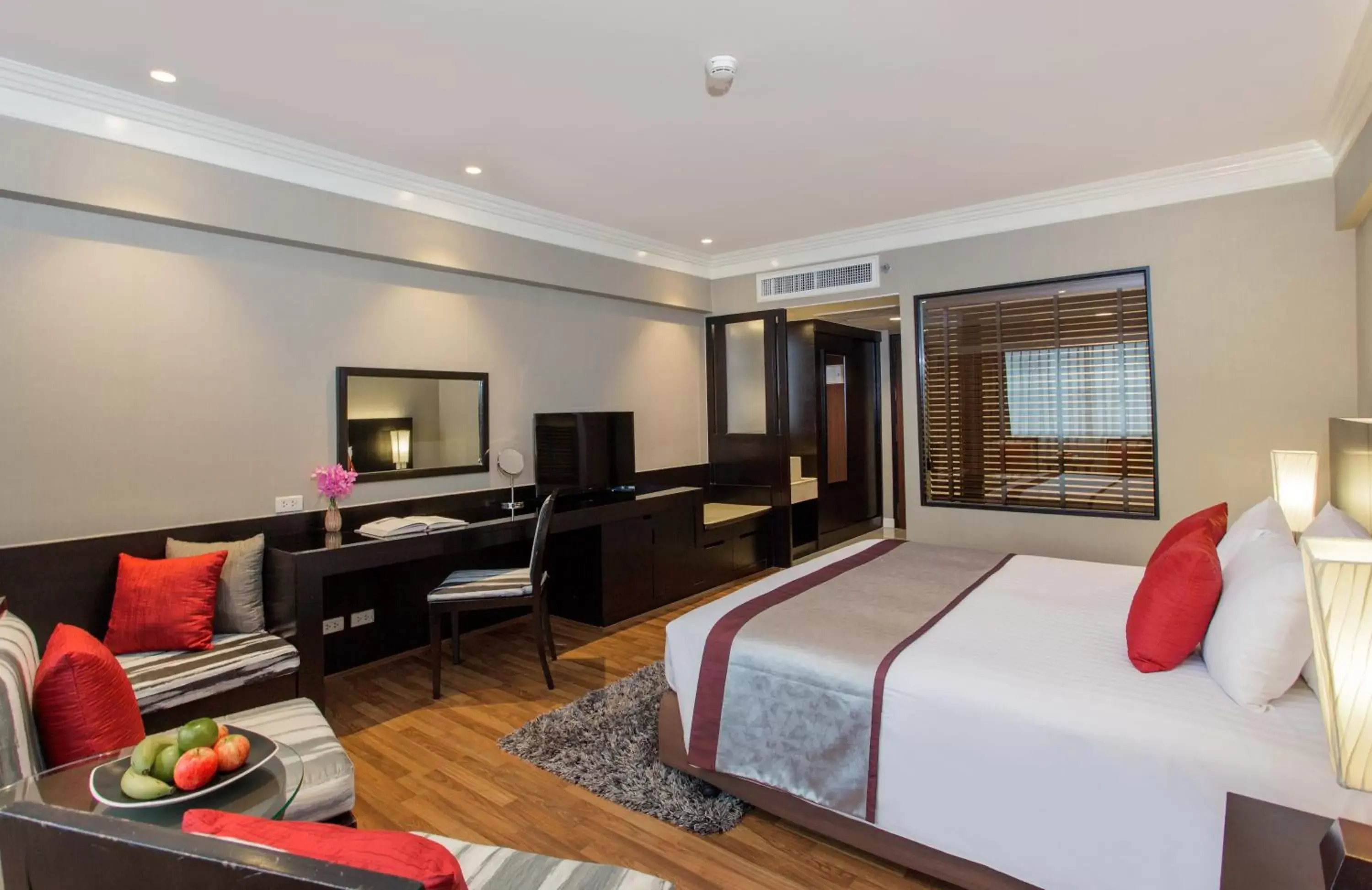 Deluxe King Room with River View in Ramada Plaza by Wyndham Bangkok Menam Riverside