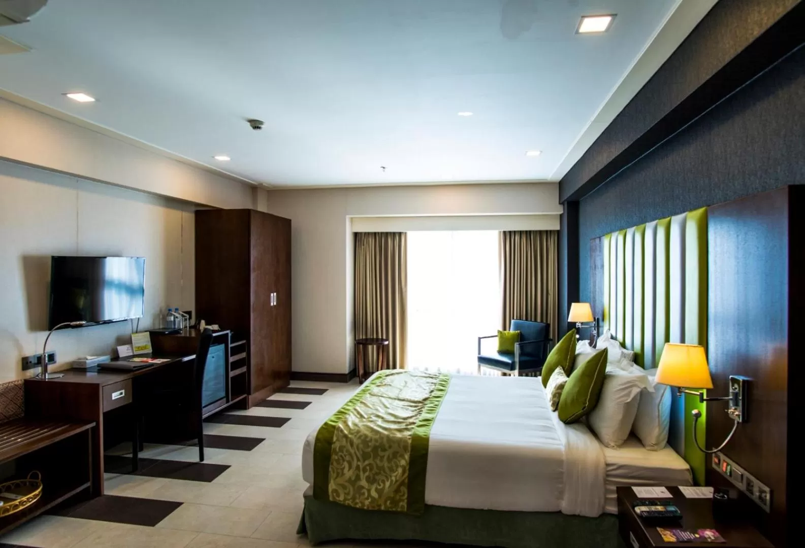 Bedroom, Bed in Platinum Grand