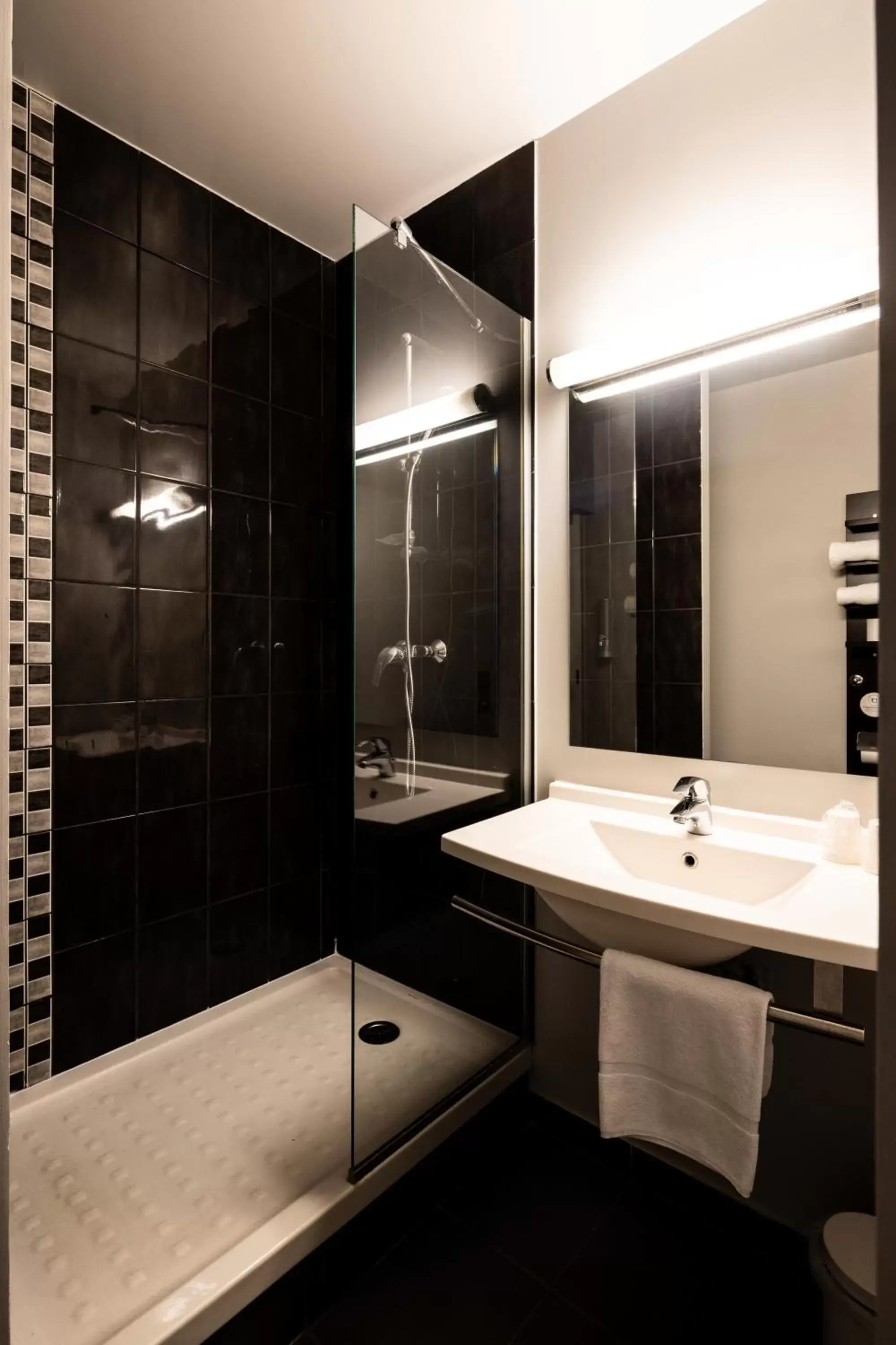 Bathroom in B&B HOTEL Romilly-sur-Seine