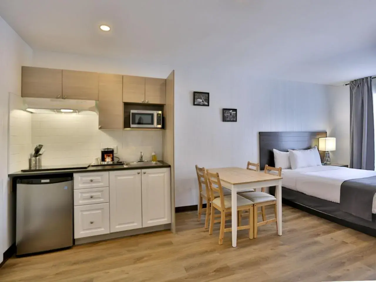 Kitchen or kitchenette, Kitchen/Kitchenette in Hotel Newstar Montreal