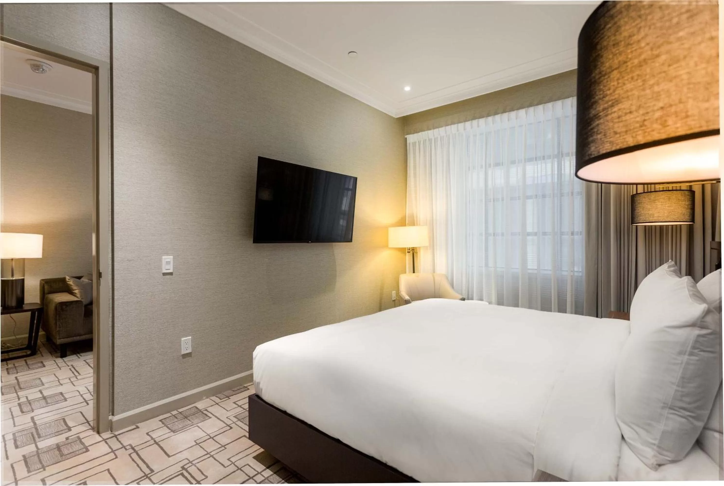 Photo of the whole room, Bed in Sutton Place Hotel Toronto