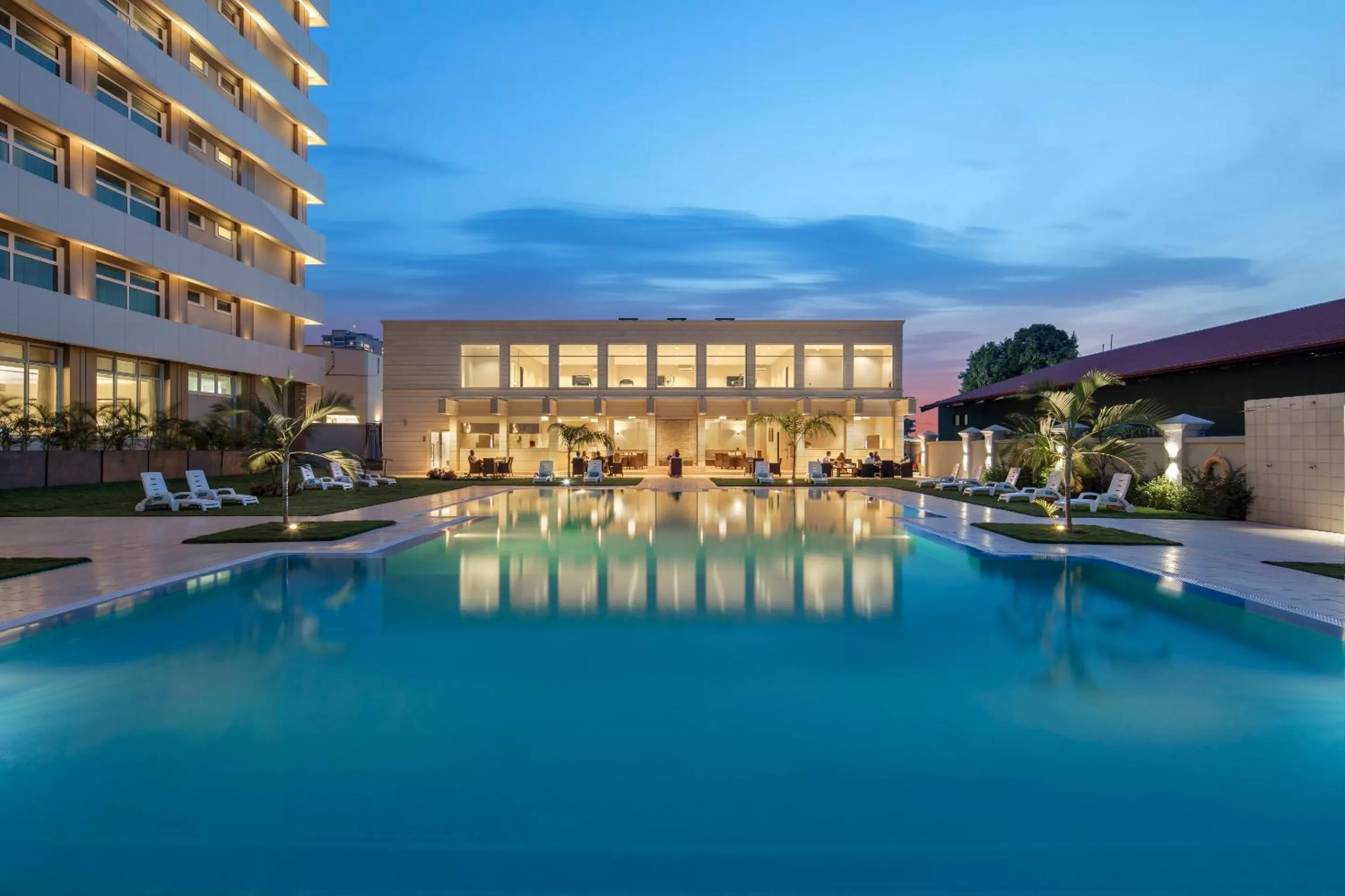 Swimming pool in Fraser Suites Abuja