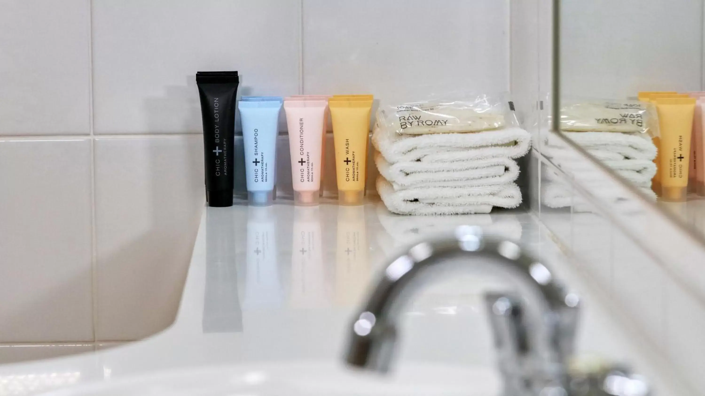 Bathroom in Country Gardens Motor Inn Bathroom in Country Gardens Motor Inn