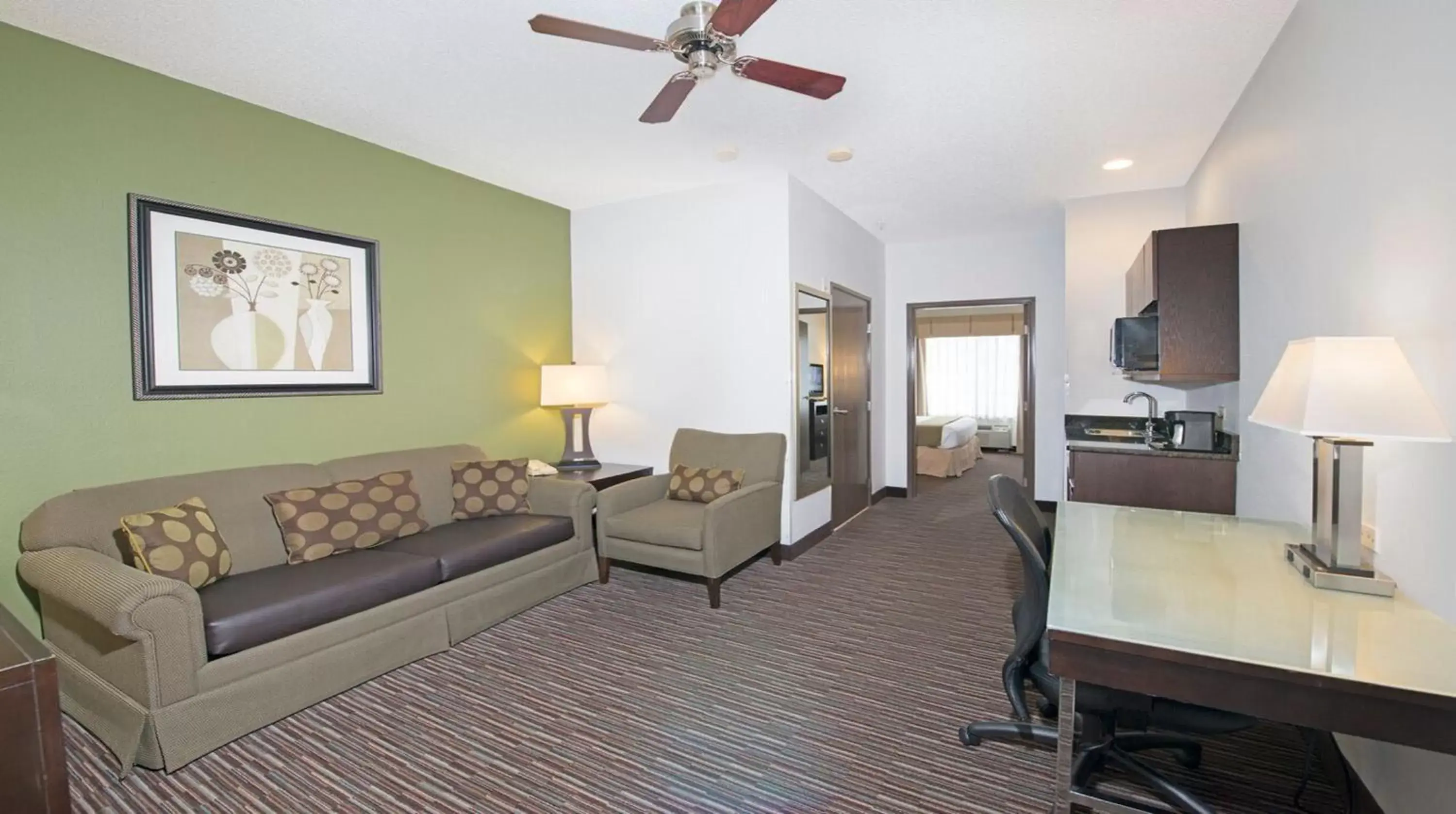 Photo of the whole room, Seating Area in Holiday Inn Express Hotel & Suites Chicago-Deerfield/Lincolnshire, an IHG Hotel