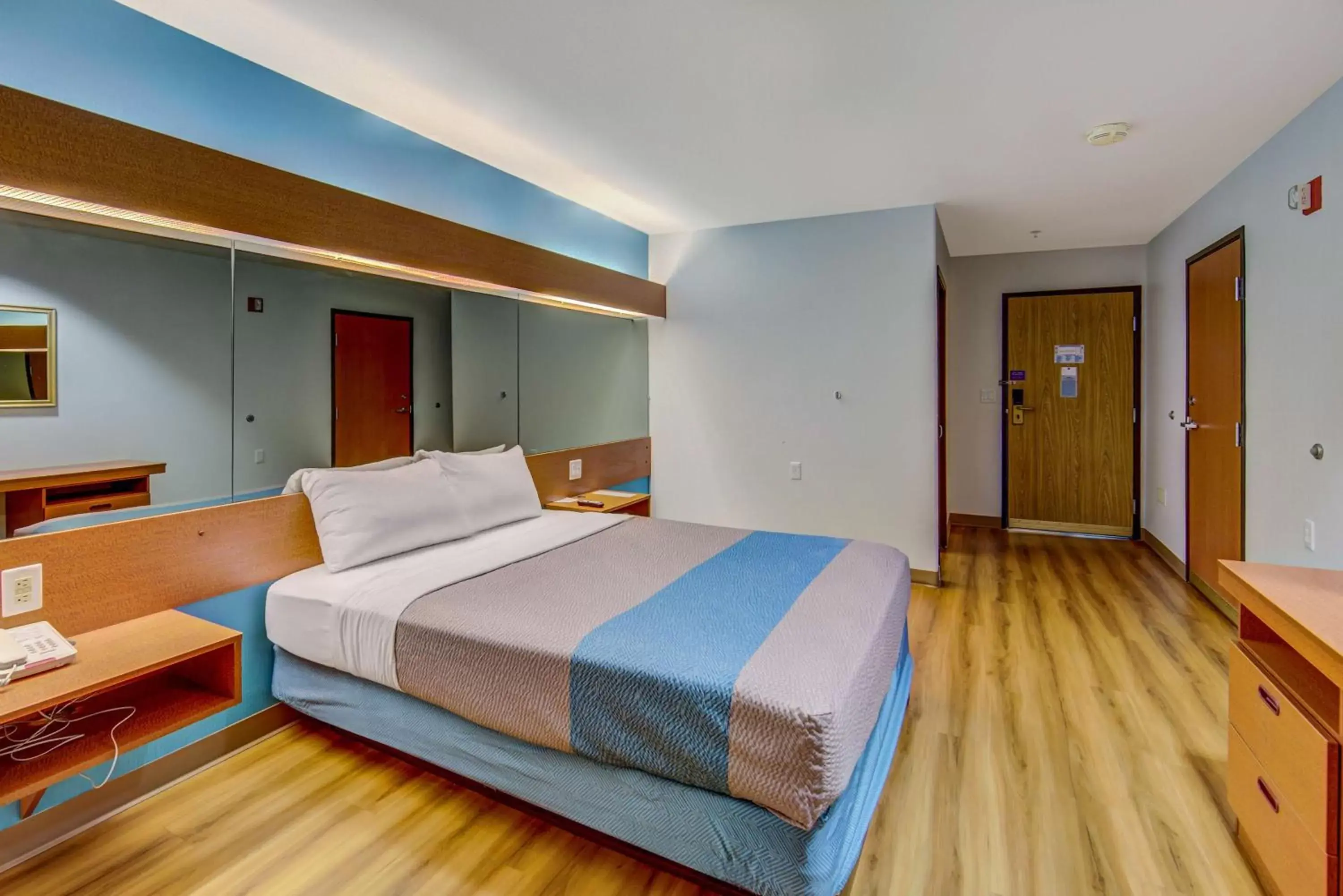 Photo of the whole room, Bed in Motel 6-Sutherlin, OR Photo of the whole room, Bed in Motel 6-Sutherlin, OR