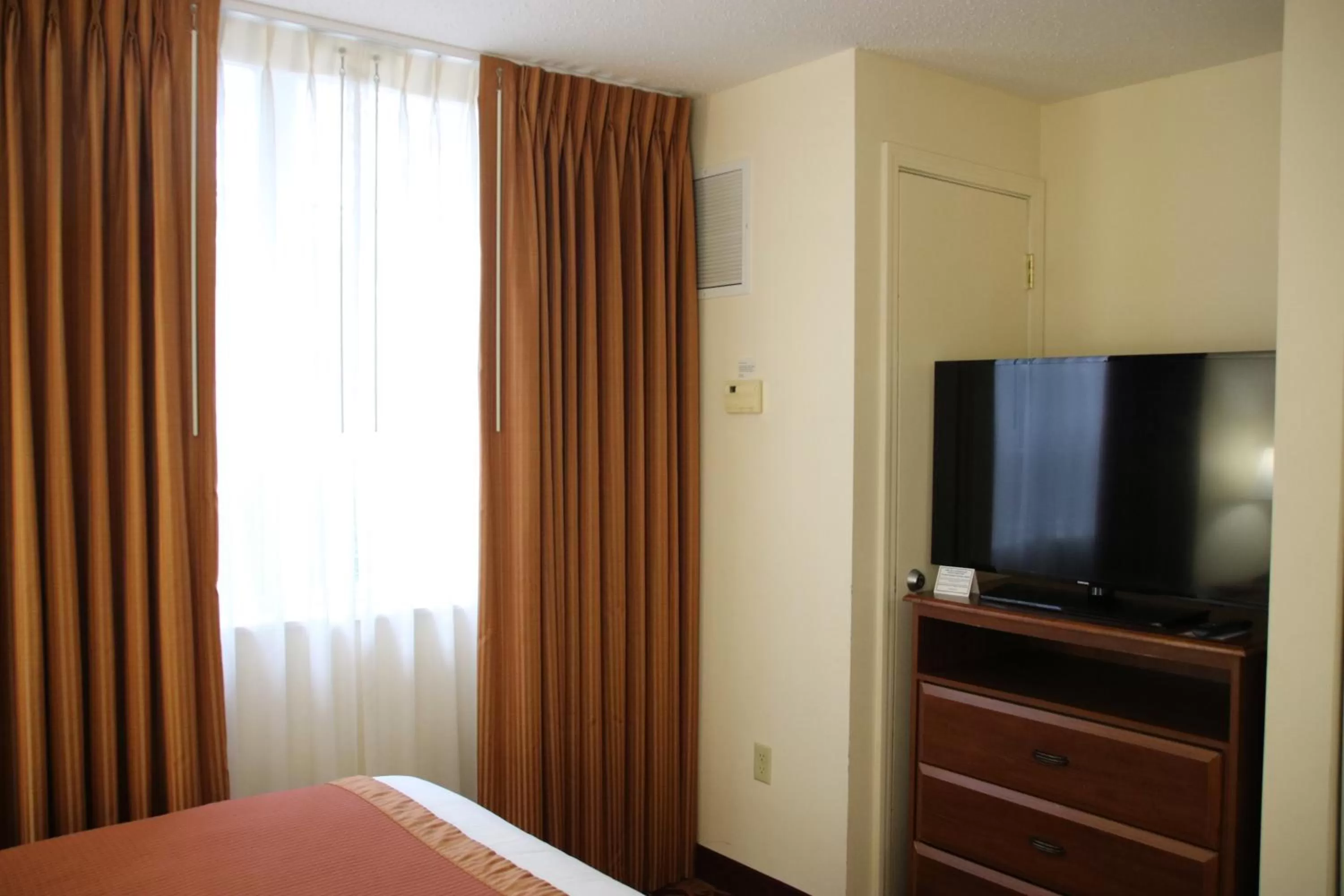 TV and multimedia, Bed in Hawthorn Suites by Wyndham Louisville East