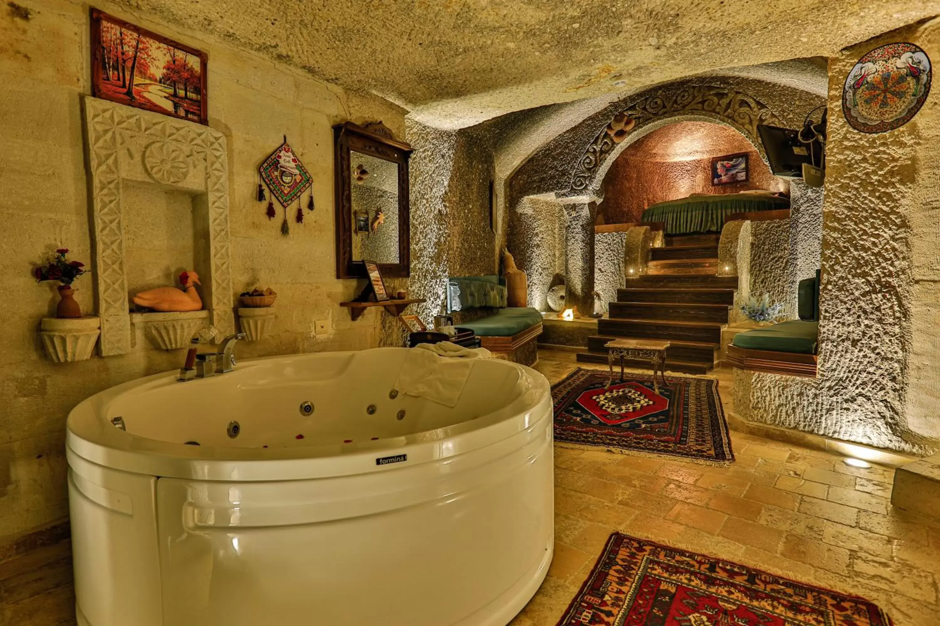 Hot Tub in Hidden Cave Hotel