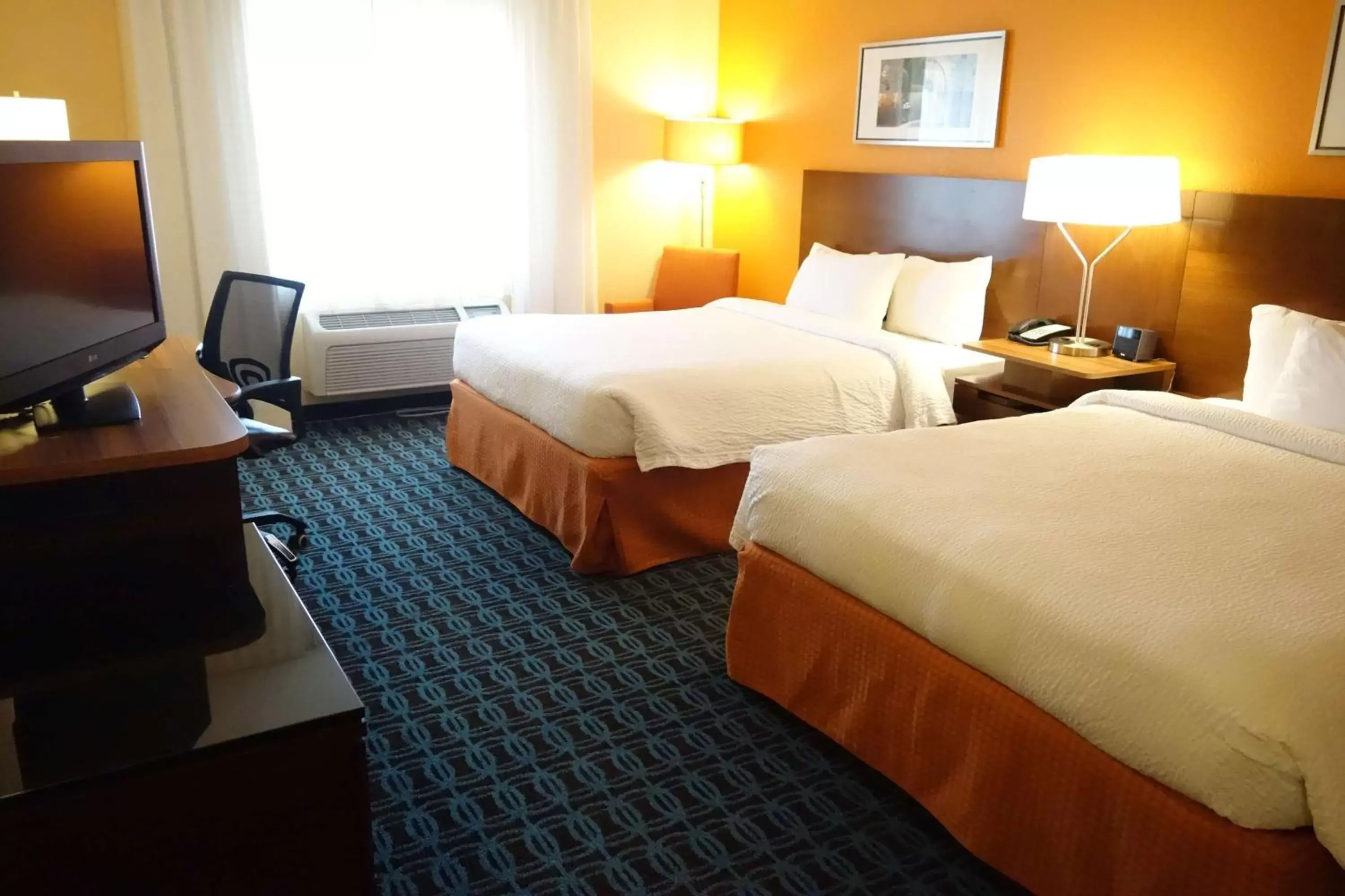 Photo of the whole room, Bed in Country Inn & Suites by Radisson, Phoenix Airport, AZ