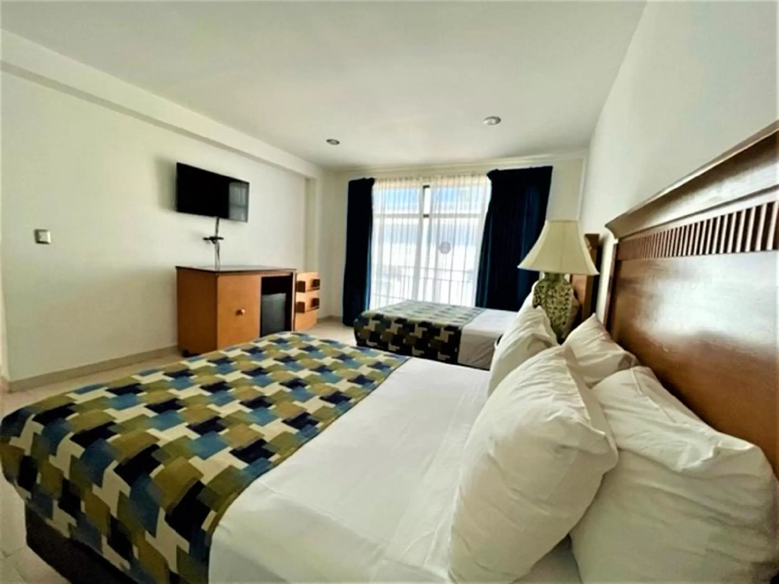 TV and multimedia, Bed in Hotel Embajadores
