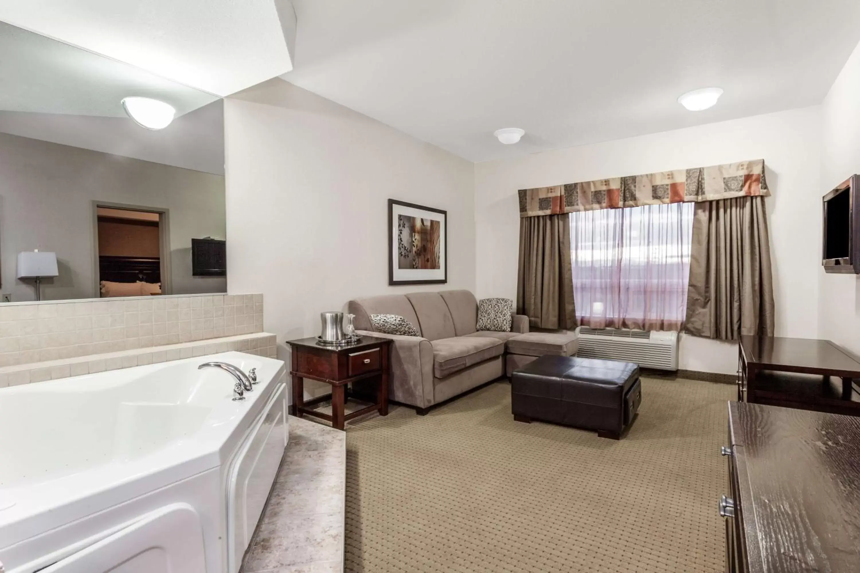 King Suite with Spa Bath - Non-Smoking in Ramada by Wyndham Drayton Valley