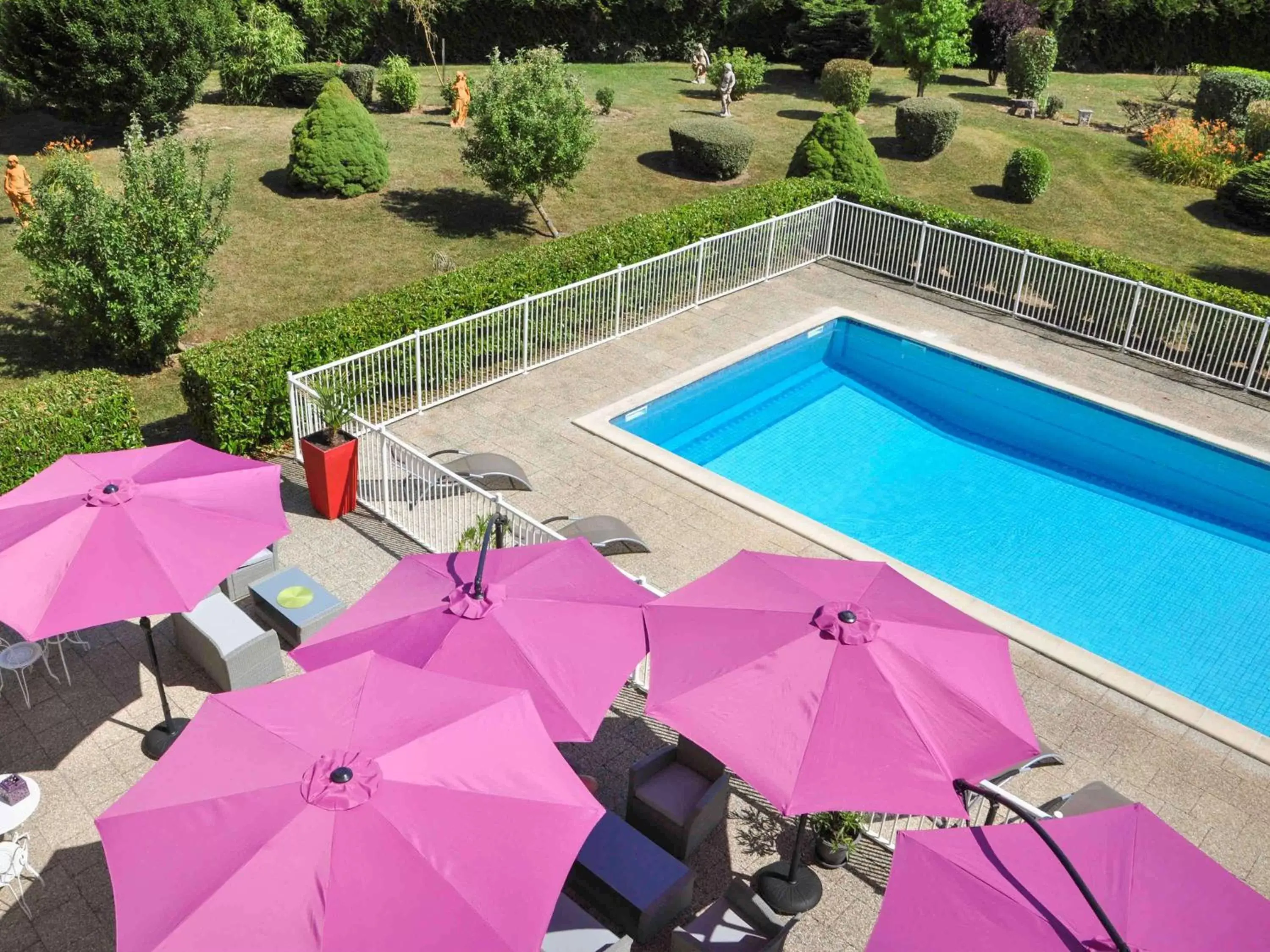 On site, Pool View in ibis Styles Gien