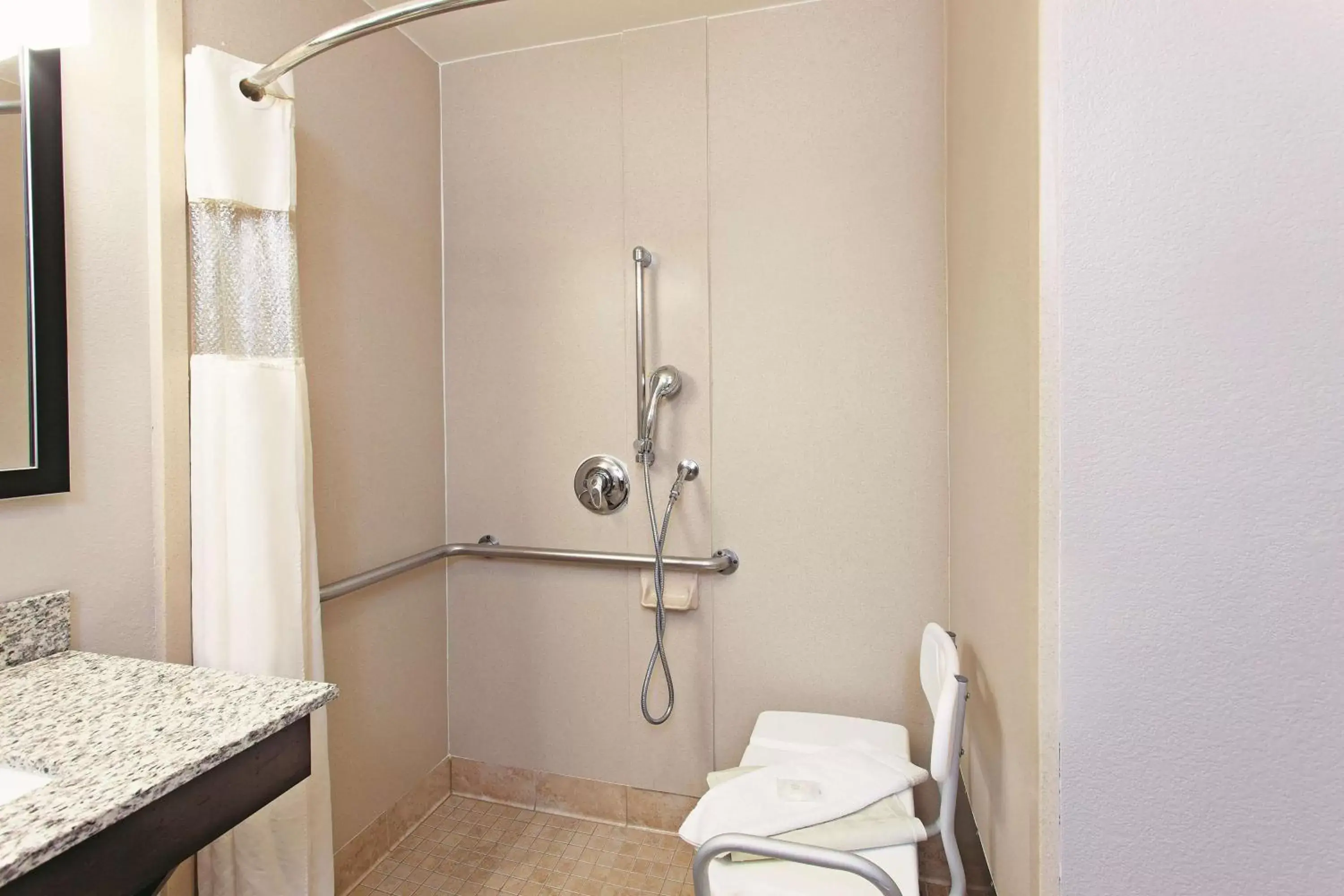 Photo of the whole room, Bathroom in La Quinta by Wyndham Santa Clarita - Valencia