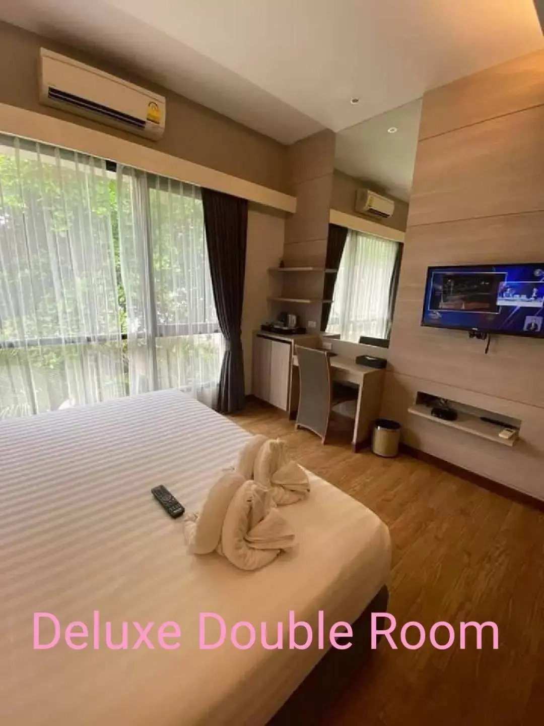 Bed, TV/Entertainment Center in Du Talay Hotel Koh Chang