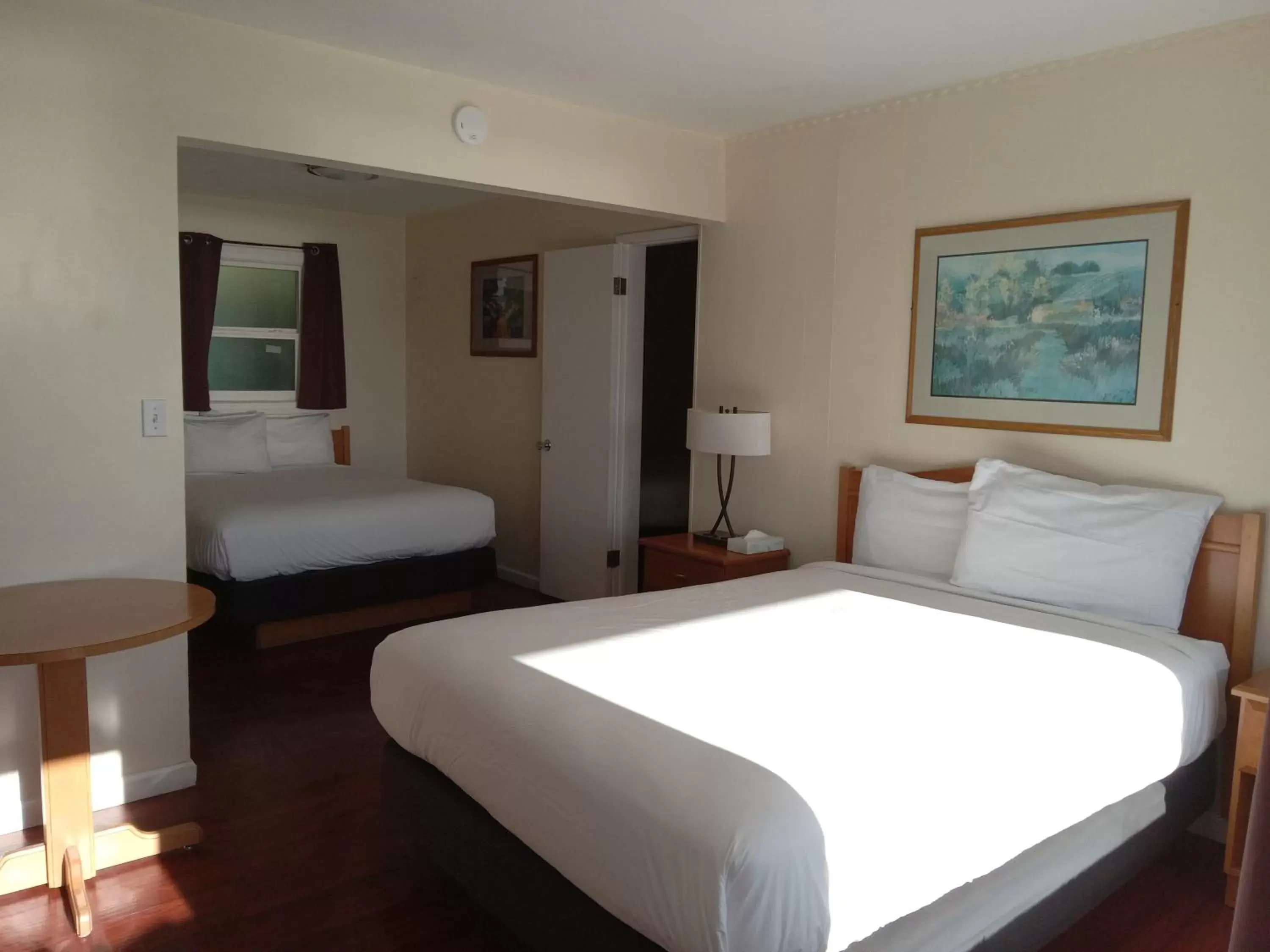 Photo of the whole room, Bed in Blue Coast Inn & Suites