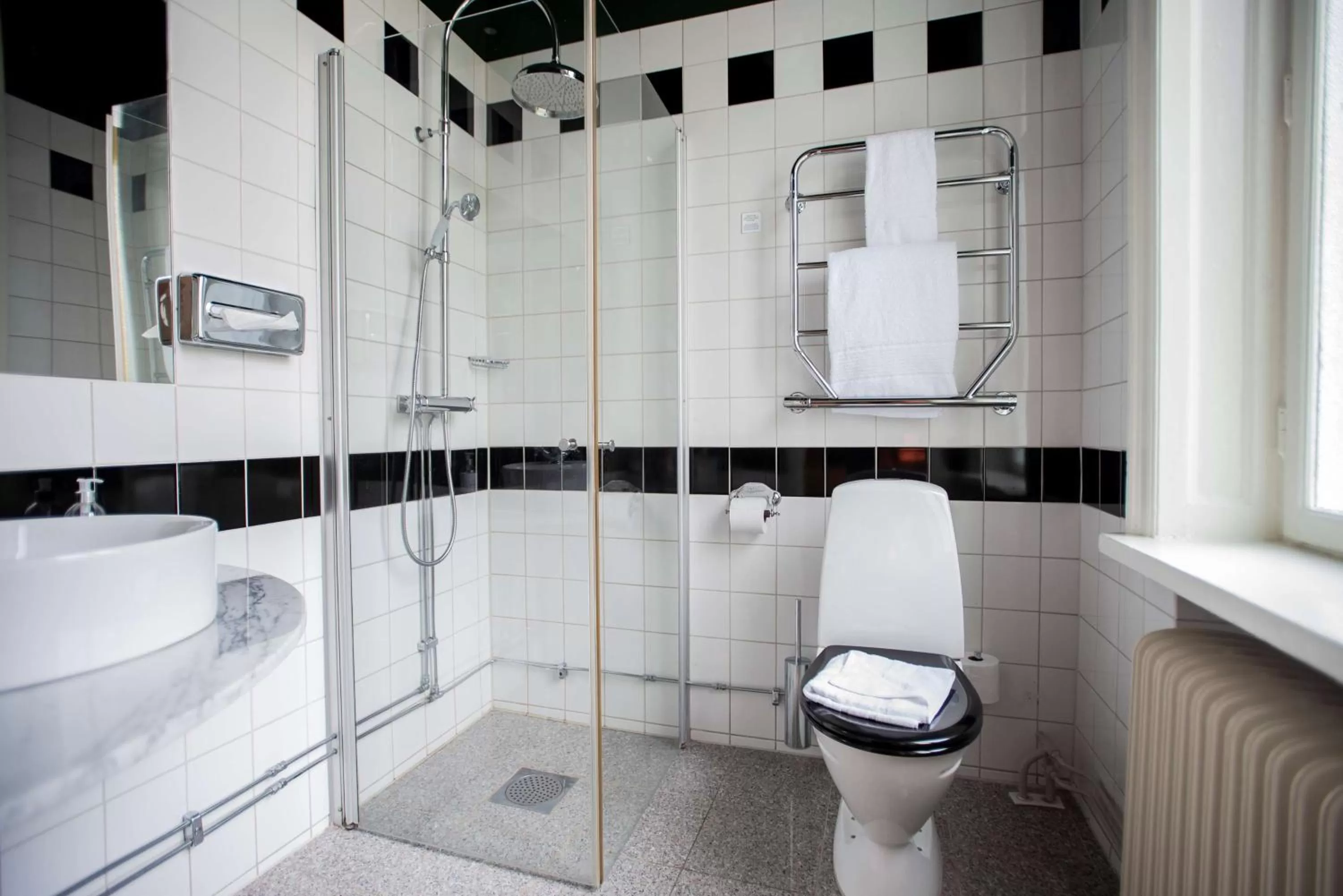 Shower in The Vault Hotel, WorldHotels Crafted