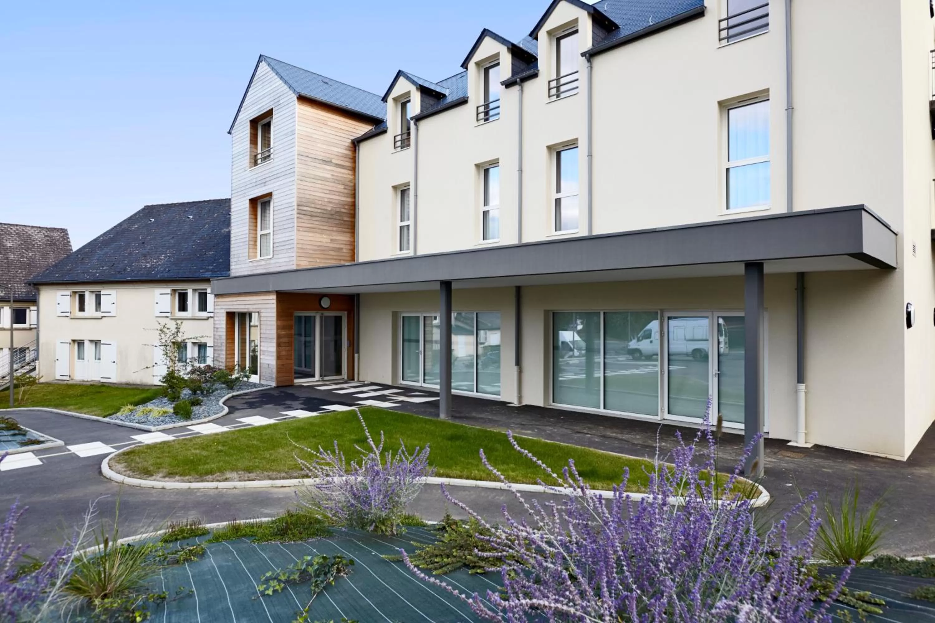 Facade/entrance in Kyriad Hotel Laval