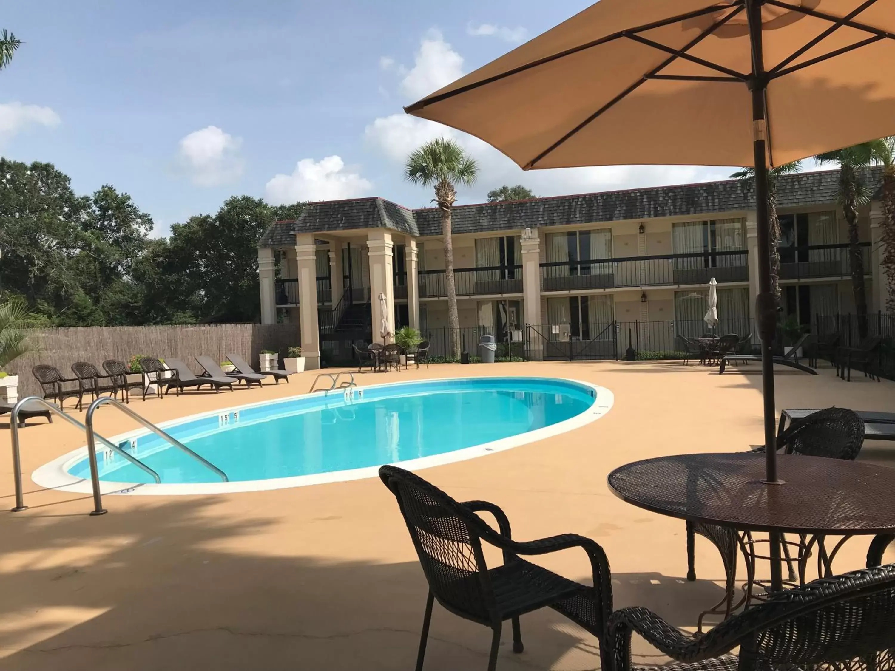 Swimming Pool in Carmel Inn and Suites Thibodaux
