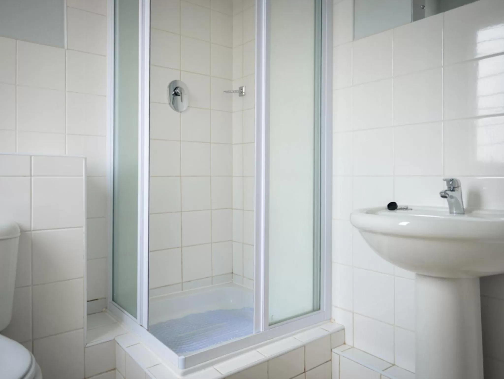 Bathroom in Hokahanya Inn & Conference Centre