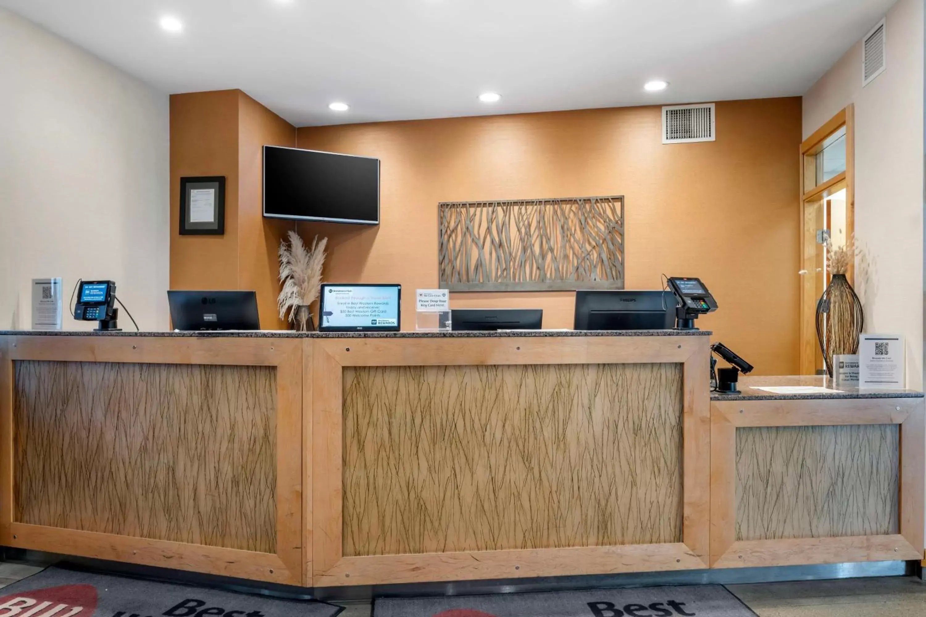 Lobby or reception, Lobby/Reception in Best Western Plus Kelowna Hotel & Suites