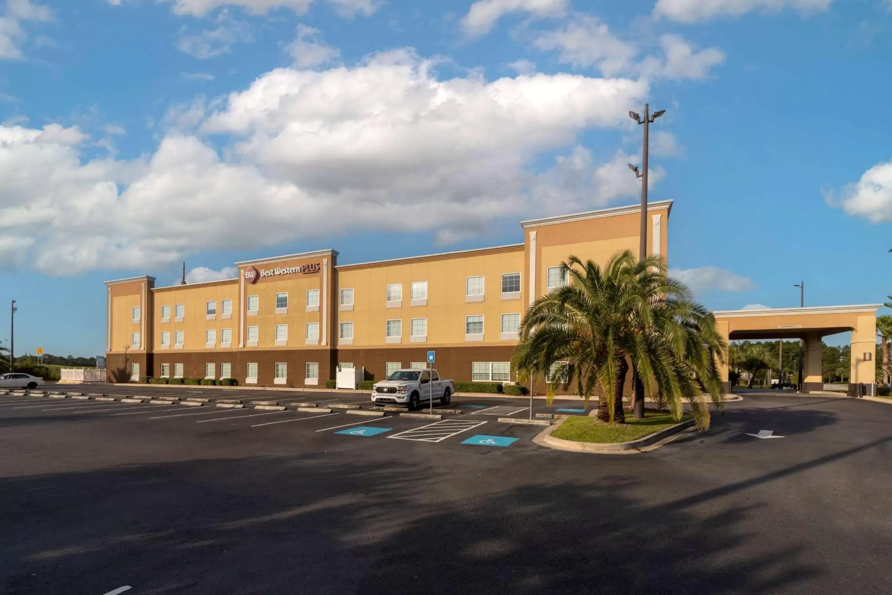 Property Building in Best Western Plus Brunswick Inn & Suites