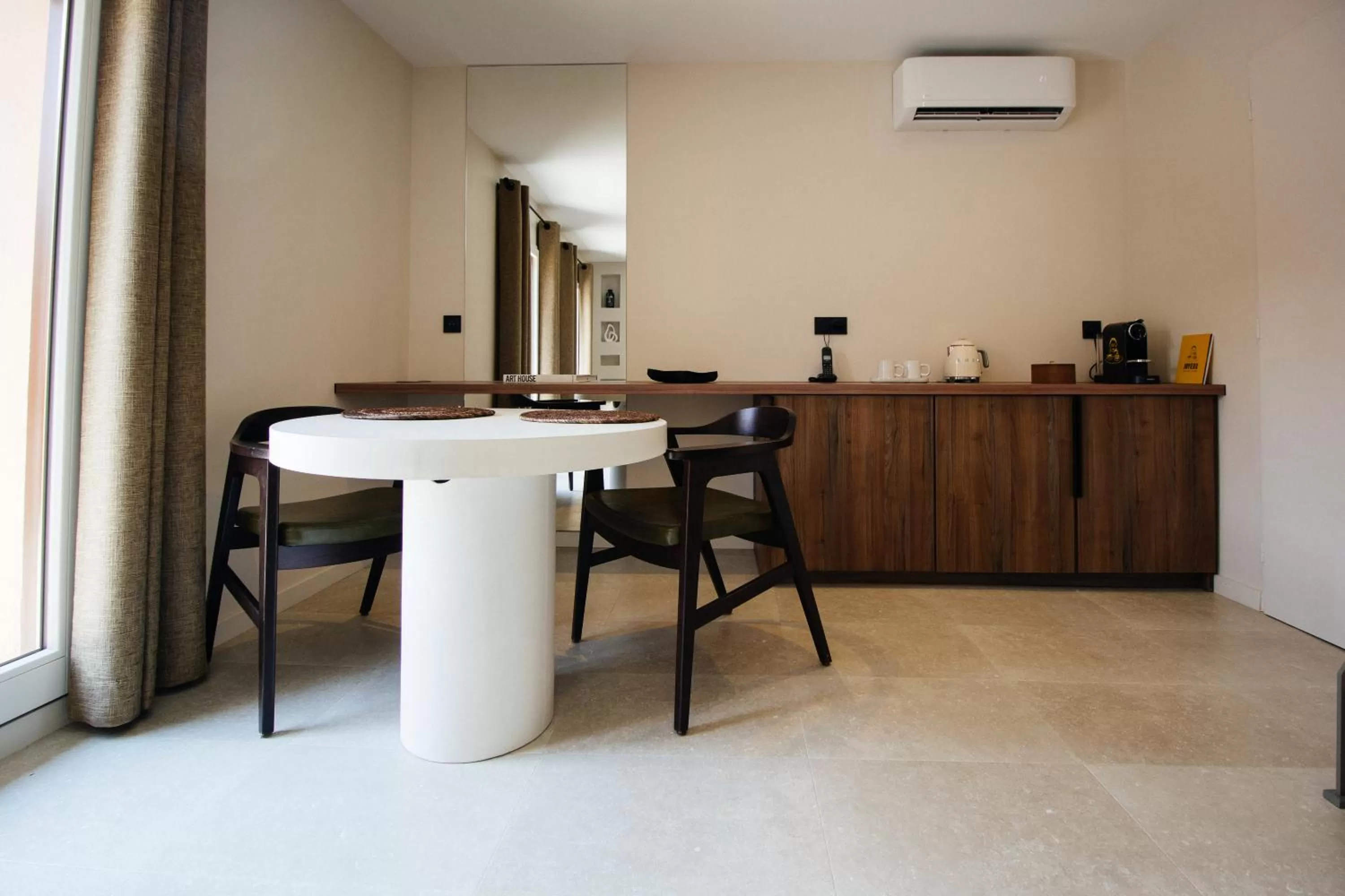 Dining area, Kitchen/Kitchenette in Auberge du Lyonnais