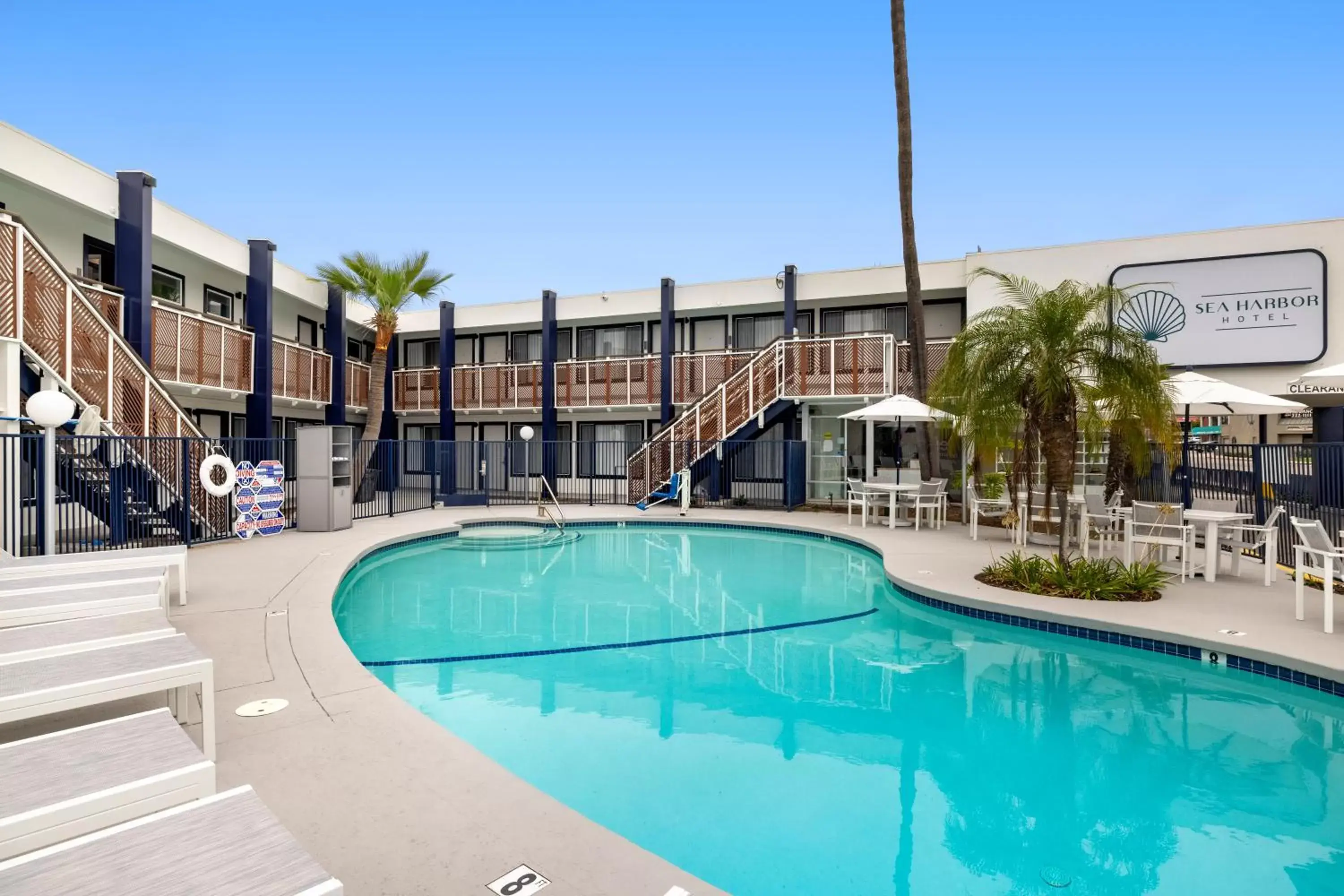 Swimming pool, Property Building in Sea Harbor Hotel - San Diego
