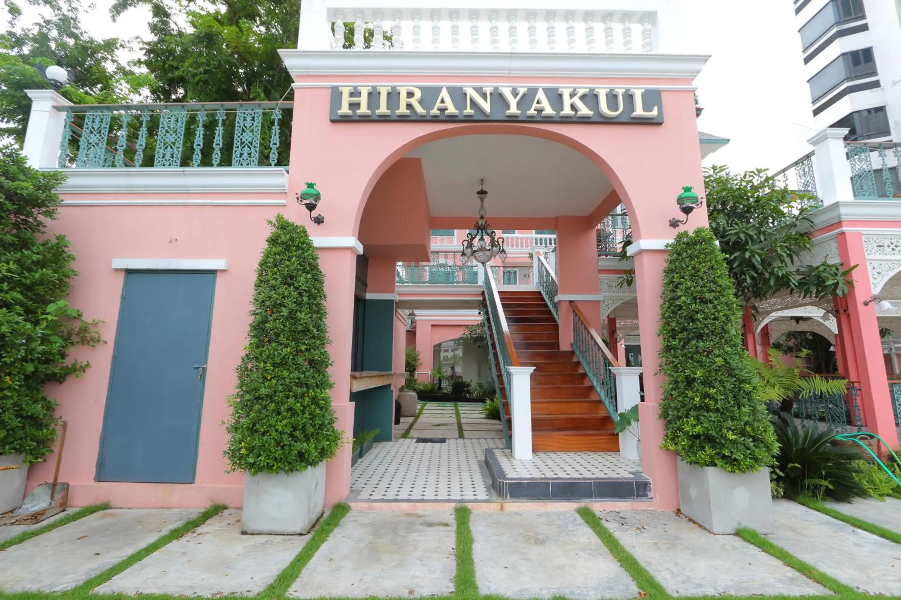 Property building in Hiranyakul House