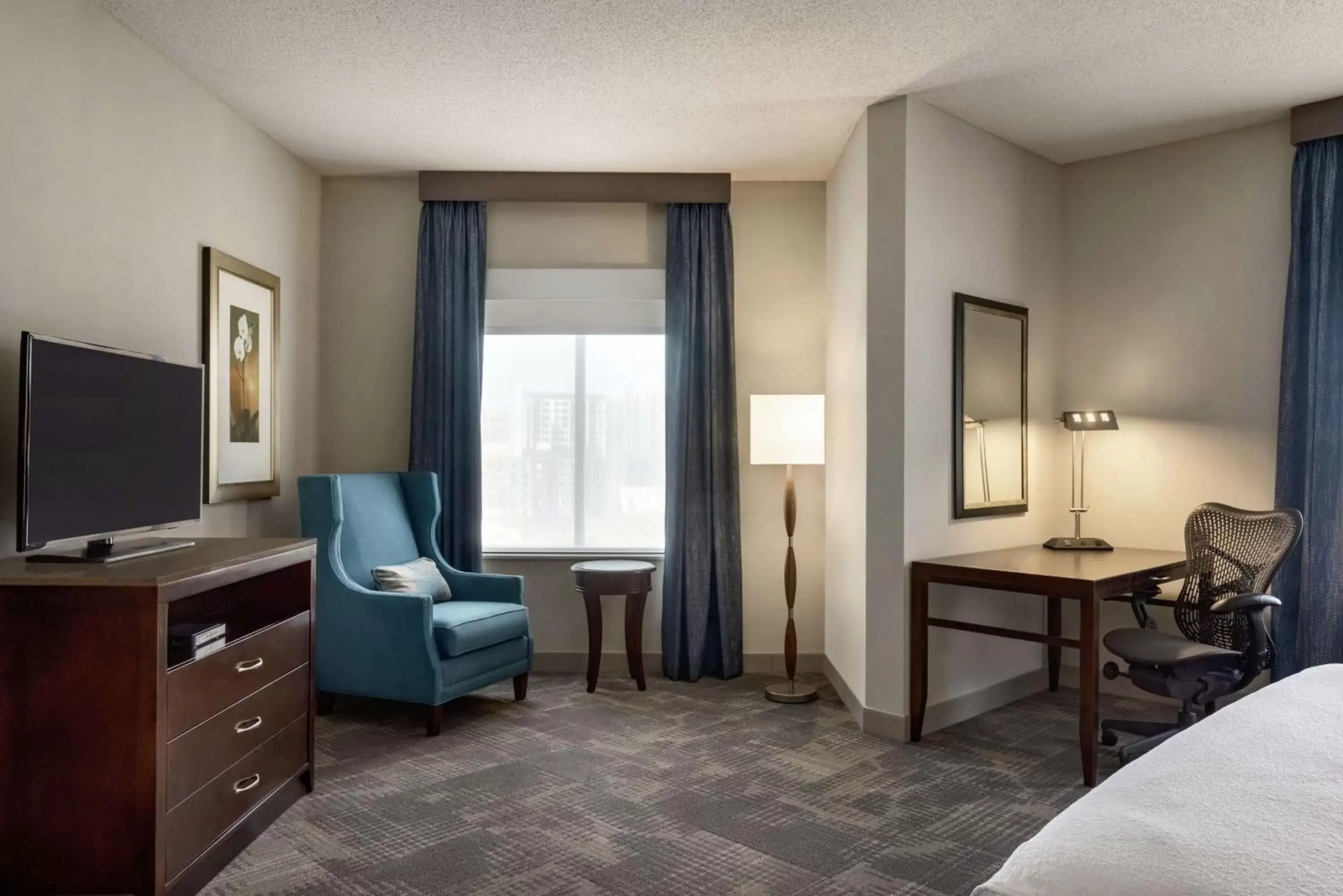 Bedroom, TV/Entertainment Center in Hilton Garden Inn Minneapolis Downtown