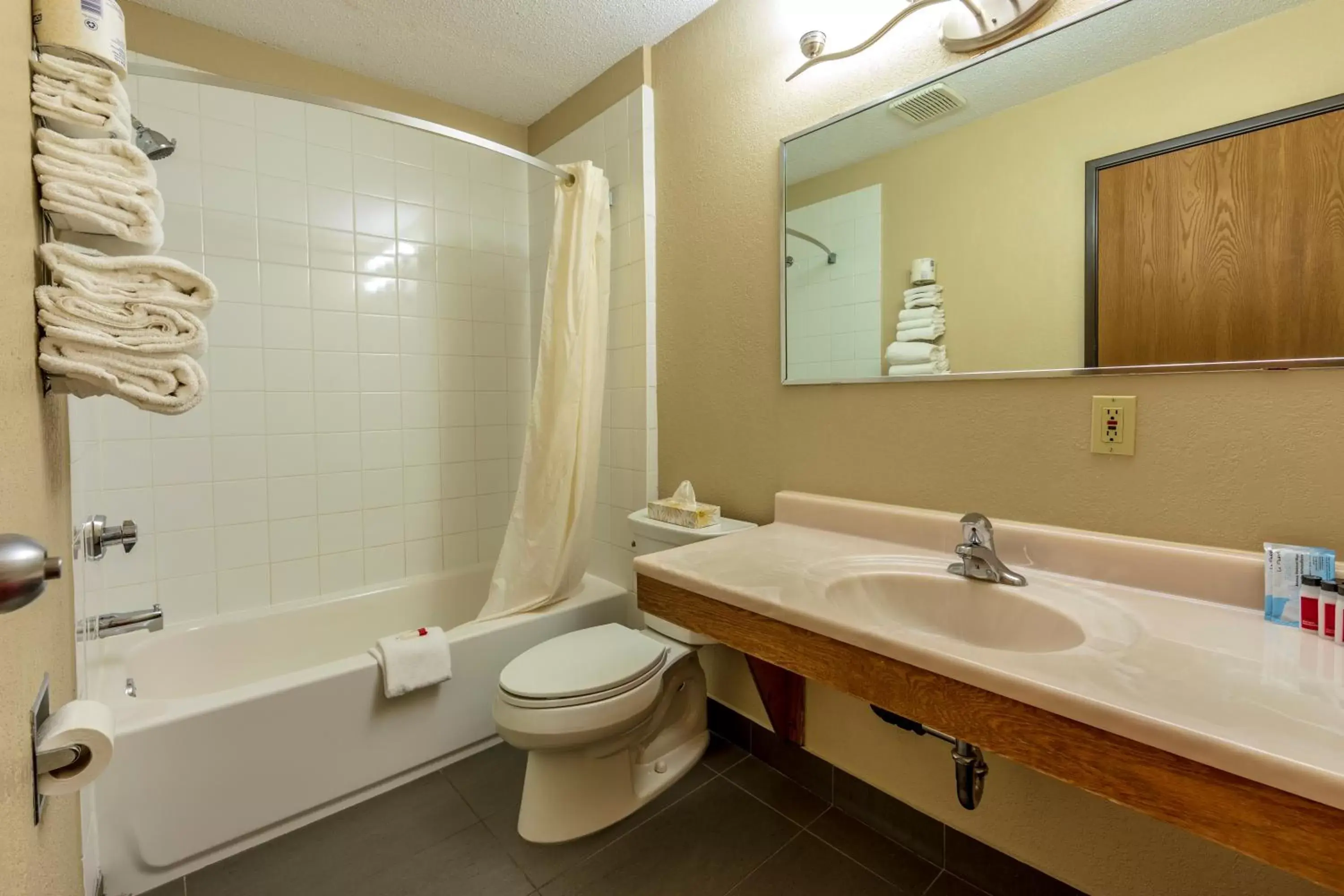 Toilet, Bathroom in Super 8 by Wyndham Kamloops On The Hill